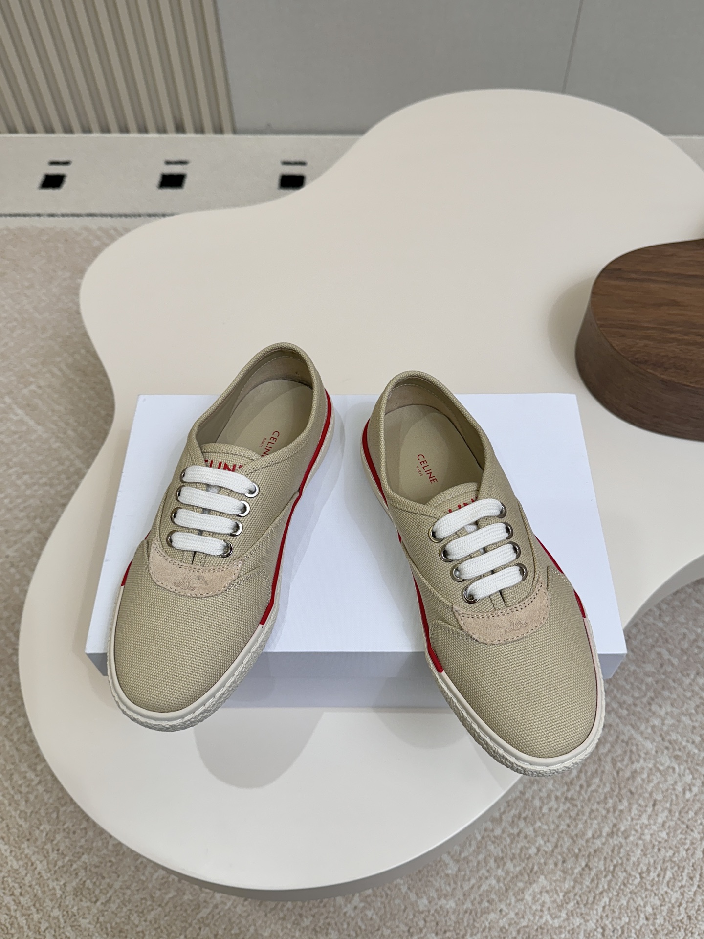 NO:900937,Celine - the latest style; canvas shoes; casual shoes... This casual shoe features an ultra-low design and a canvas fabric upper, suitable for year-round wear. The wrapped sole creates a relaxed and charming color combination, harmoniously blending functionality with low-key personality. An ideal shoe choice for urban wear... Embroidered Arc de Triomphe logo on the outside, cowhide feet, original non-slip sole...  35-40 (41 customized, non-returnable) regular size, casual shoes/sports shoes, celine, sneakers, cowhide19860909Celine——最新款；帆布鞋；休闲鞋…… 这款休闲鞋采用超低帮设计,帆布织物鞋面,适合全年穿着. 包边鞋底营造轻松迷人的色彩组合,将功能性与低调个性风格和谐融合.打造都市着装的理想鞋履选择…… 外侧刺绣凯旋门徽标,牛皮垫脚,原版防滑底…… 35—40（41定做不退换）正码,休闲鞋/运动鞋,celine,sneakers,cowhide,Women's Shoes