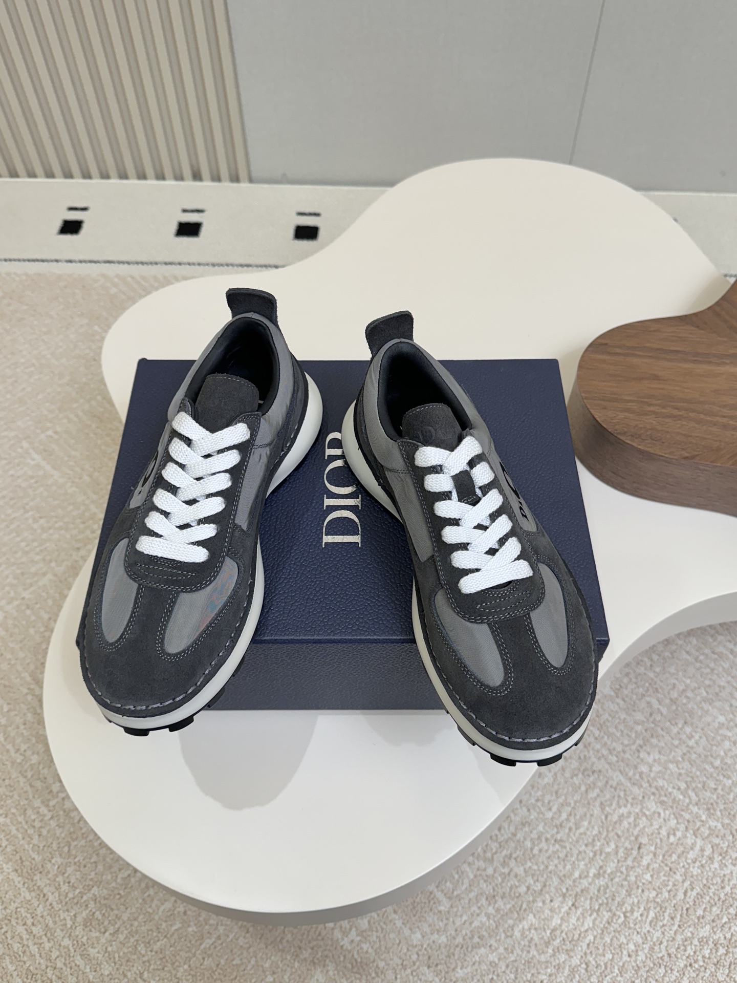 NO:900943,Dior - the latest men's sports shoes; moral training shoes, running shoes... Having been making men's shoes for so long, I really feel that Dior's new pair of retro running shoes understand boys' aesthetics so well!  Suede + nylon splicing, the texture is straight forward, and the color matching is very good, suitable for daily commuting and casual wear... The thick sole has a slight increase in height, the foot feels comfortable but not bulky, and boys' feet are low-key and elegant!  Details and workmanship are in place, high-end quality, super nice, regular sizes 39-45, casual shoes/sports shoes, dior, sneakers, chamois leather19860909Dior——最新款男士运动鞋；德训鞋,跑鞋…… 做男鞋这么久,真心觉得Dior这双新款复古跑鞋太懂男生审美了！ 麂皮+尼龙拼接,质感直接拉满,配色每款都很绝,日常通勤、休闲穿搭都适配…… 厚底带点小增高,脚感舒服不笨重,男生上脚低调显贵！细节做工到位,高端品质超级nice 39—45正码,休闲鞋/运动鞋,dior,sneakers,chamois leather,Women's Shoes
