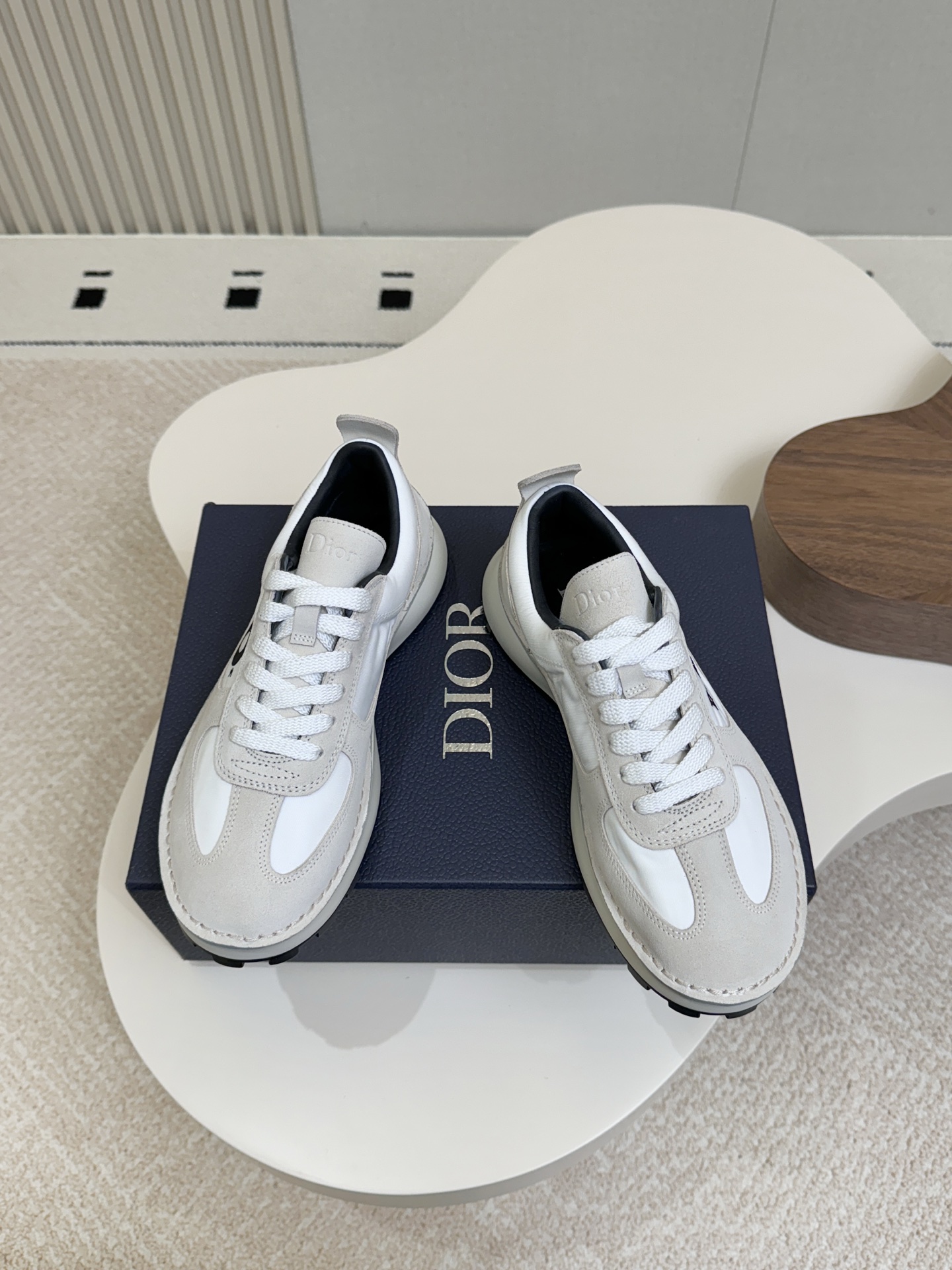 NO:900950,Dior - the latest men's sports shoes; moral training shoes, running shoes... Having been making men's shoes for so long, I really feel that Dior's new pair of retro running shoes understand boys' aesthetics so well!  Suede + nylon splicing, the texture is straight forward, and the color matching is very good, suitable for daily commuting and casual wear... The thick sole has a slight increase in height, the foot feels comfortable but not bulky, and boys' feet are low-key and elegant!  Details and workmanship are in place, high-end quality, super nice, regular sizes 39-45, casual shoes/sports shoes, dior, sneakers, chamois leather19860909Dior——最新款男士运动鞋；德训鞋,跑鞋…… 做男鞋这么久,真心觉得Dior这双新款复古跑鞋太懂男生审美了！ 麂皮+尼龙拼接,质感直接拉满,配色每款都很绝,日常通勤、休闲穿搭都适配…… 厚底带点小增高,脚感舒服不笨重,男生上脚低调显贵！细节做工到位,高端品质超级nice 39—45正码,休闲鞋/运动鞋,dior,sneakers,chamois leather,Women's Shoes