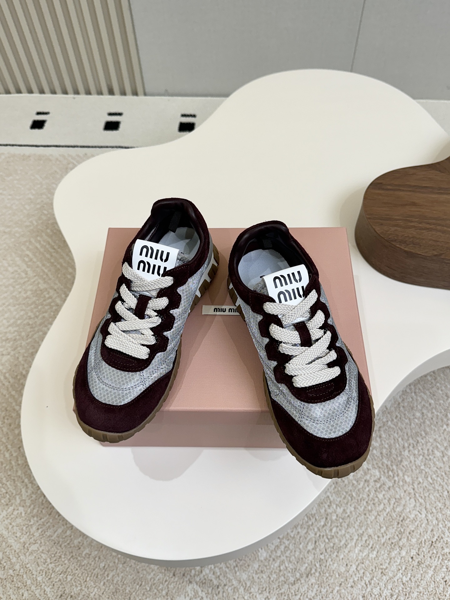 NO:921325,Miumiu's latest early spring style｜Retro virtue shoes; Forrest Gump shoes; sneakers. This lace-up casual sneaker has a perfect American retro style~ It's super good-looking, comfortable, classic and versatile! It's a must-have item!  Cow splicing fabric/sheepskin lining/foot pads original rubber sole/bending resistant and super soft 35-40 regular size, casual shoes/sports shoes, miumiu, sneakers, sheepskin19860909miumiu最新早春款｜复古德训鞋；阿甘鞋；运动鞋 这款系带休闲运动鞋妥妥的美式复古风格～ 上脚超级好看舒适经典百搭的绝绝子单品！ 牛猄拼接面料/羊皮内里/垫脚 原版橡胶鞋底/耐弯耐折超软 35—40正码,休闲鞋/运动鞋,miumiu,sneakers,sheepskin,Women's Shoes