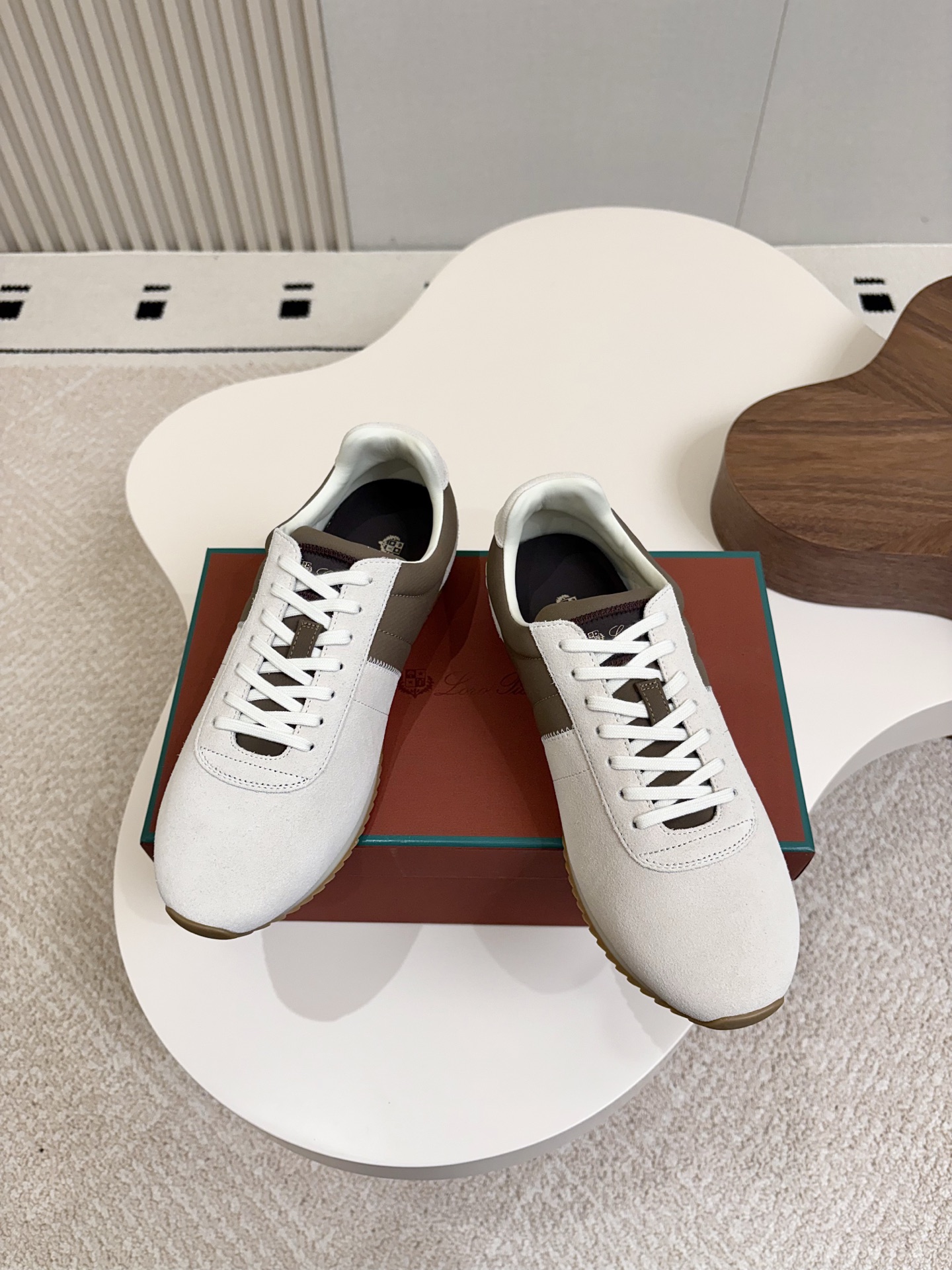 NO:921334,Loro Piana; LP's latest couple's sneakers; moral training shoes; color-blocked casual shoes... minimalist and light luxury commuter casual shoes; 1970s retro running shoe style; streamlined narrow shoe body... diamond-shaped LP brand logo embossed on the tongue... shield logo embossed on the heel... highly brand-recognizable!  Matte suede/calf leather splicing, cashmere blend cushioning insole, raw rubber sawtooth non-slip rubber sole/lightweight EVA foam midsole... The bottom is shock-absorbing and light, the inside is breathable and comfortable, the outside is smooth and wear-resistant, moral training shoes with great practical value... Female 35-39/Male 38-46 (38 46 custom code is not returnable), casual shoes/sports shoes, loro piana, loro  piana,sneakers,cowhide,chamois leather19860909Loro Piana；LP最新情侣款运动鞋；德训鞋；拼色休闲鞋…… 极简轻奢通勤休闲鞋；70年代复古跑鞋风格；流线型窄鞋身…鞋舌压印菱形LP品牌徽标…后跟盾牌logo压印…极具品牌辨识度！ 磨砂麂皮/小牛皮拼接,羊绒混纺缓冲鞋垫,生胶锯齿防滑橡胶底/轻量化EVA发泡中底…… 底部减震轻弹,内里透气舒适,外面光滑耐磨,实用价值超强的德训鞋…… 女35—39/男38—46（38 46定制码不退换）,休闲鞋/运动鞋,loro piana,loro piana,sneakers,cowhide,chamois leather,Women's Shoes