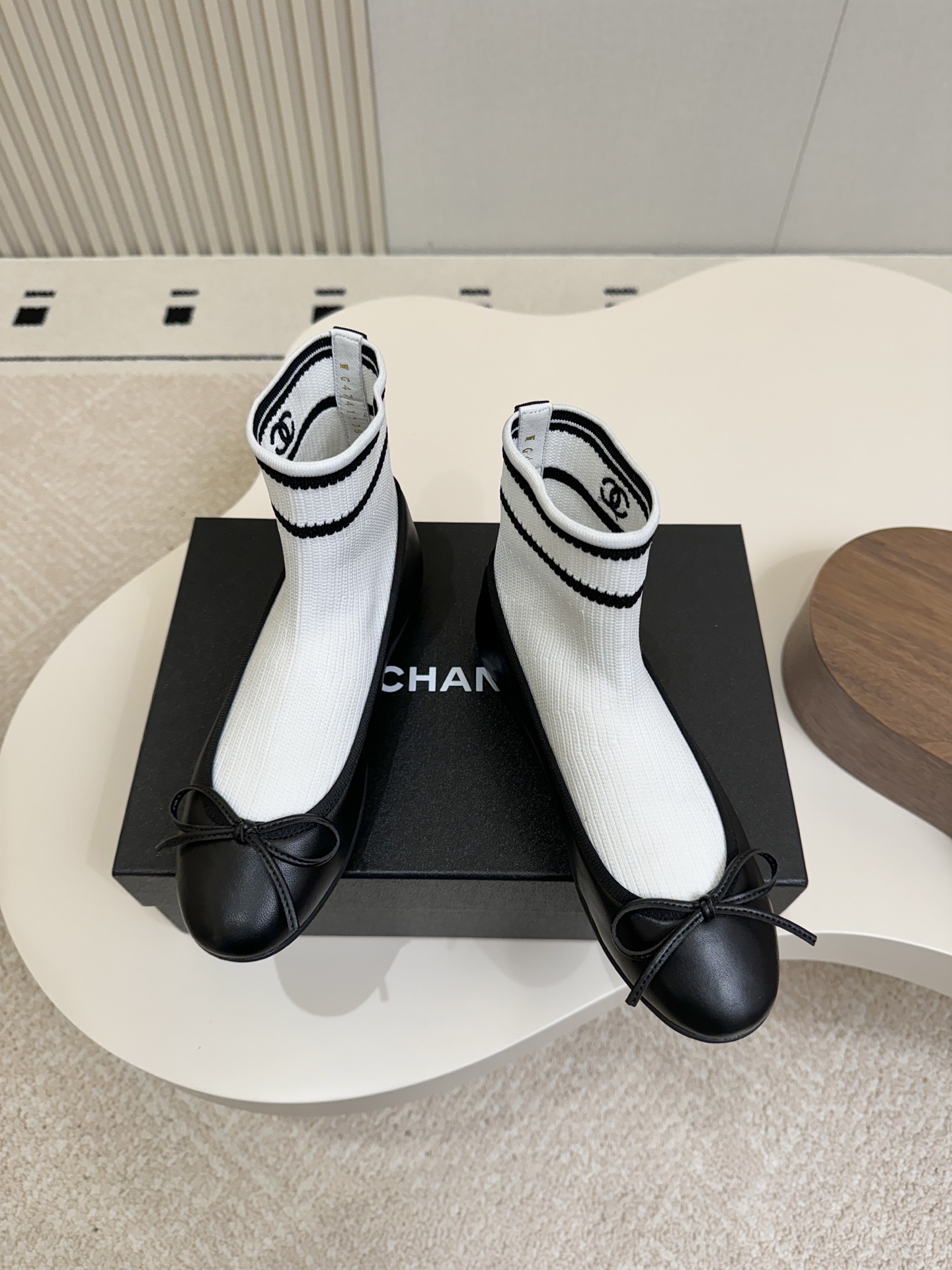 NO:930381,Chanel - Xiaoxiang shoes, ballet shoes, dance shoes, sock shoes, sock boots~~ The latest knitted sock boots, 3D electric embroidery three-dimensional Logo technology, flat two-color combination TPU outsole, shallow bow knot for fashion!  How to match it to look good!  Use all-sheepskin knitting to match... 35-41 regular size, matching packaging, boots, chanel, boots, sheepskin, socks19860909Chanel——小香单鞋,芭蕾鞋,舞蹈鞋,袜子鞋,袜子靴～～ 最新针织袜子靴筒,3D电绣立体Logo工艺,平跟两色组合TPU大底,浅口蝴蝶结演绎时尚！怎么搭配怎么好看！ 选用全羊皮针织搭配…… 35—41正码 配套包装,靴子,chanel,boots,sheepskin,socks,Women's Shoes