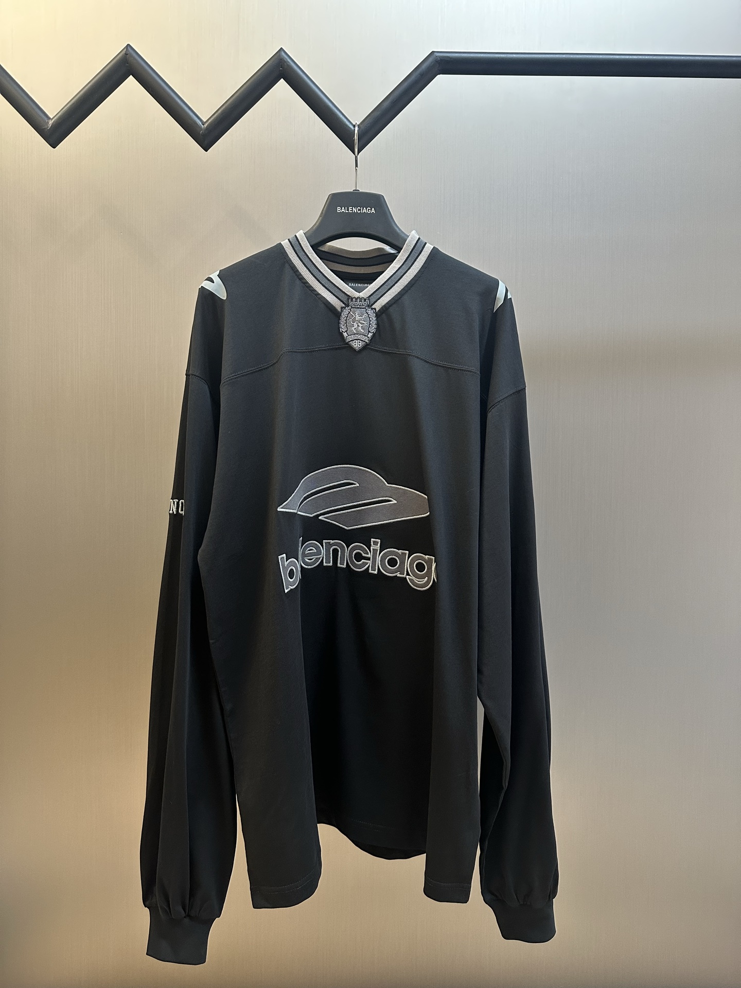 P185 Balenciaga camiseta de manga larga con cuello en V de la colección de equipos, tejido de punto liso de algodón com…