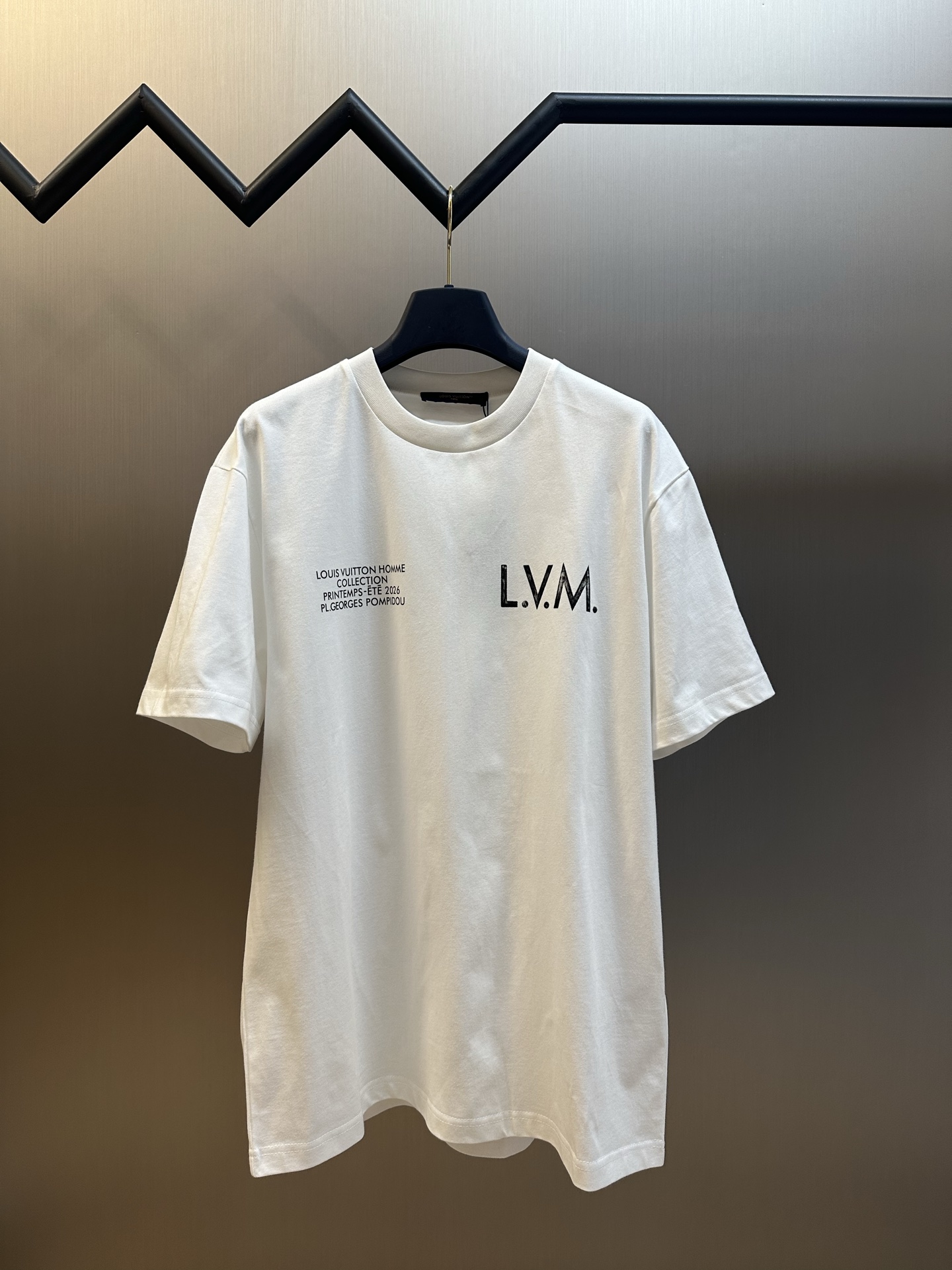 Las mangas cortas con estampado de letras desgastadas P125 Lv están hechas de tela de jersey de algodón fino 15S, que e…