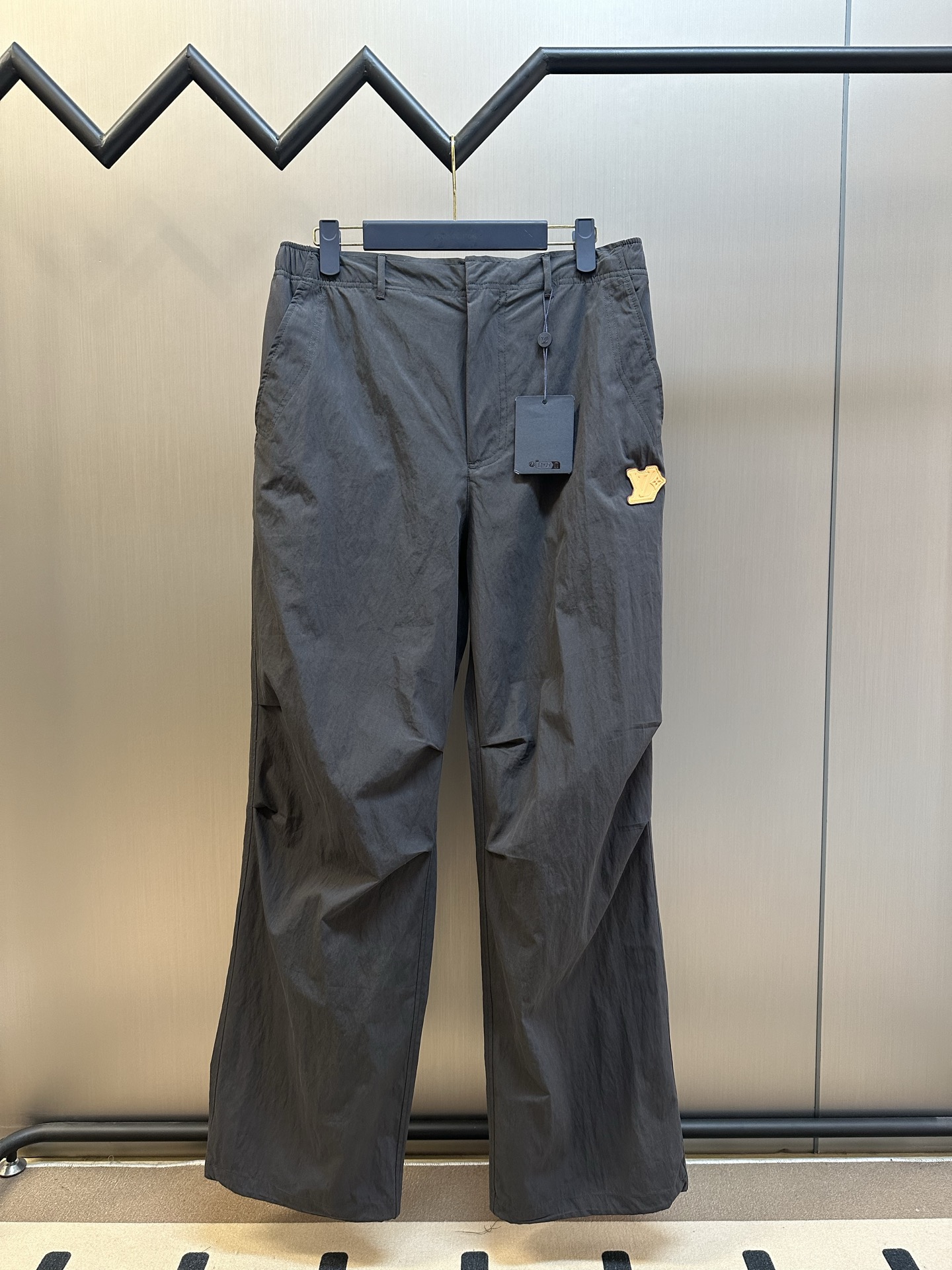 El pantalón casual P270 Lv con estampado de flores pequeñas está confeccionado en tejido técnico mixto de algodón, util…