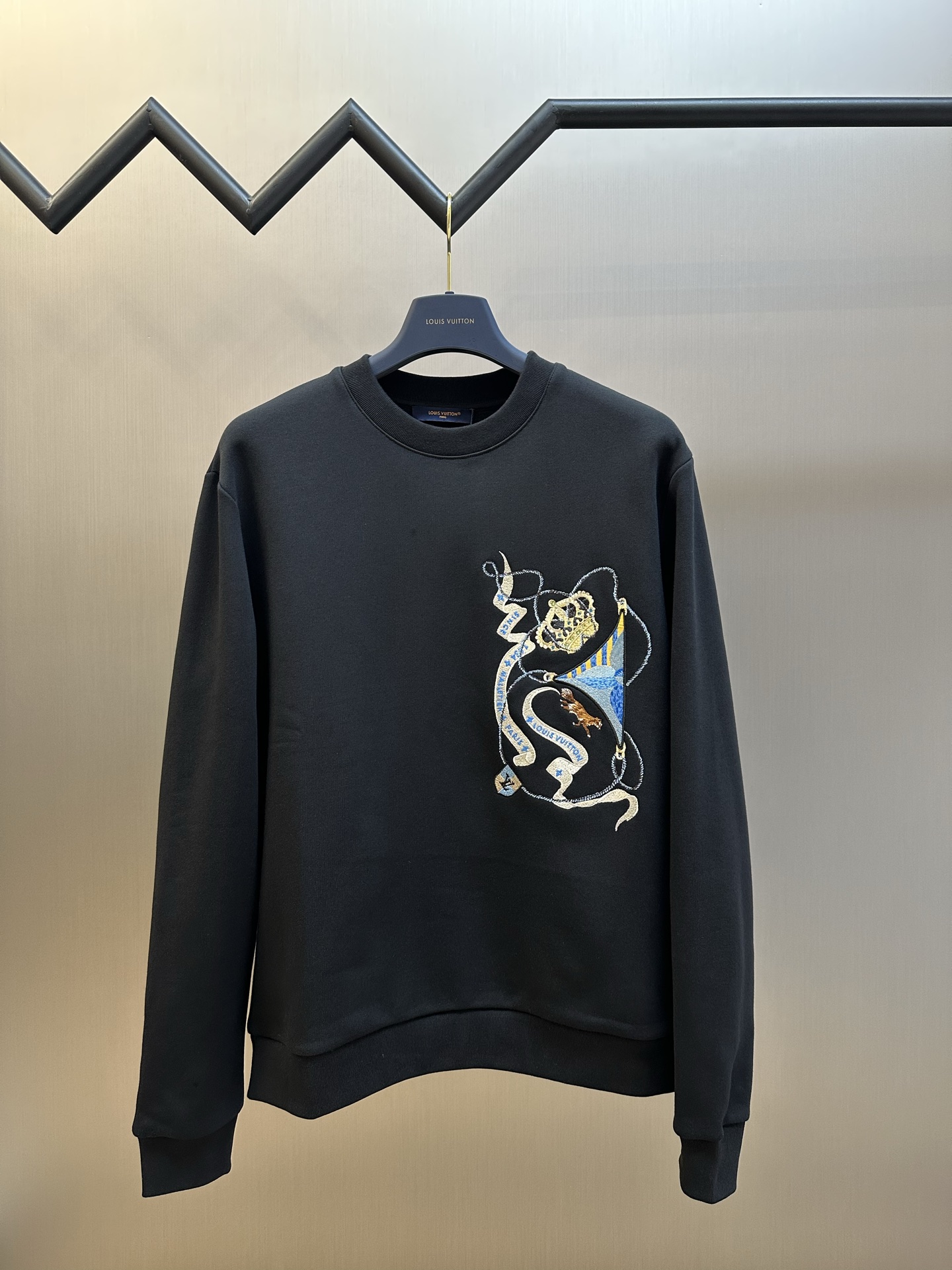 Sudadera con bordado de corona P205 Lv Este suéter clásico de manga larga está sublimado con el patrón del emblema de e…