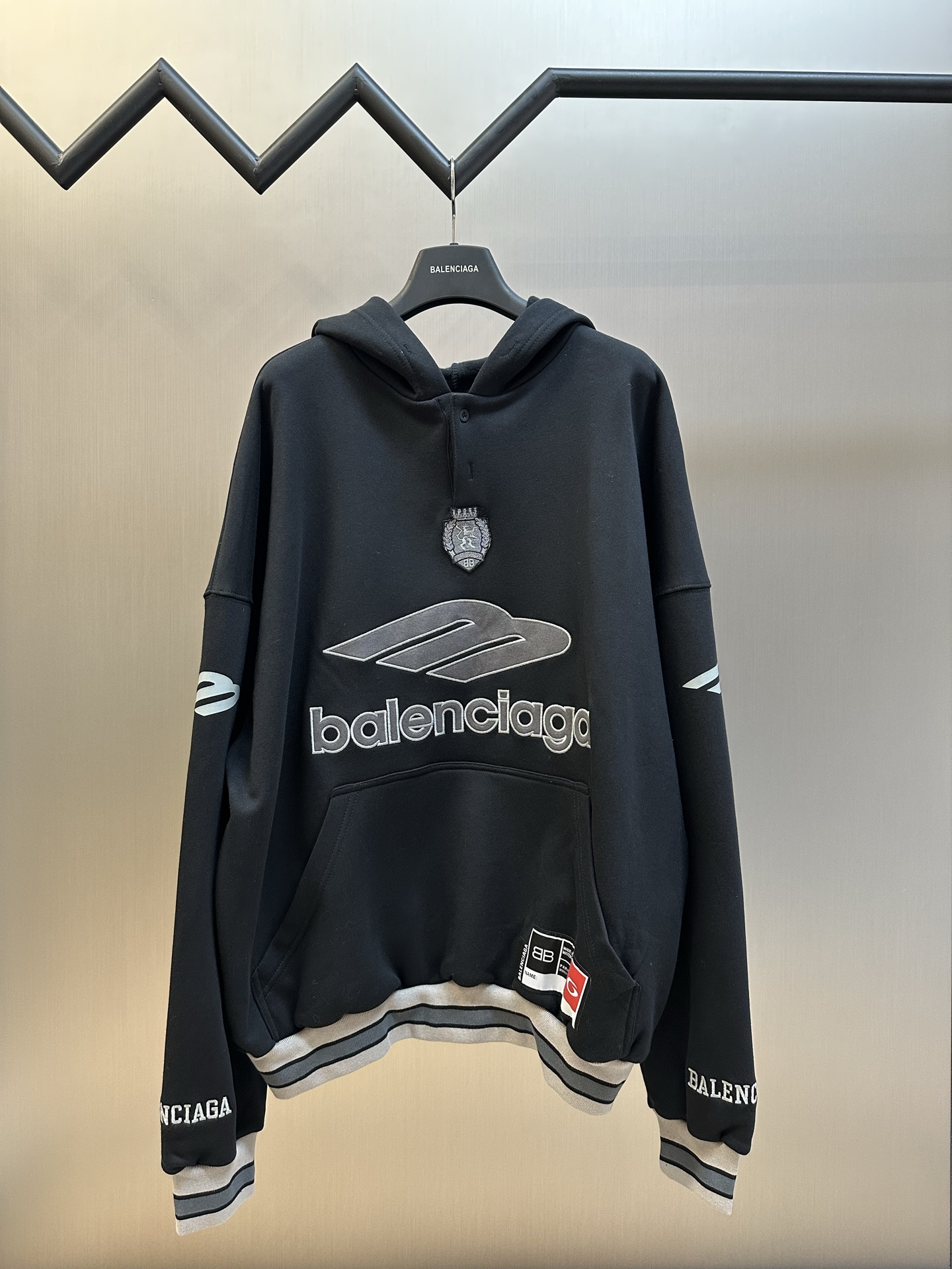 P250 Balenciaga 巴黎世家 sudadera con capucha de la serie de equipos. Tejido de sudadera con base de bucles, estructura com…