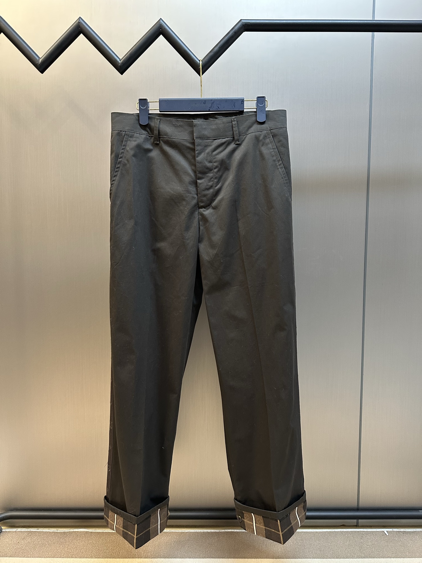 Los pantalones casuales a cuadros con el logo P235 LV están hechos de material de lana mercerizada de algodón aterciope…