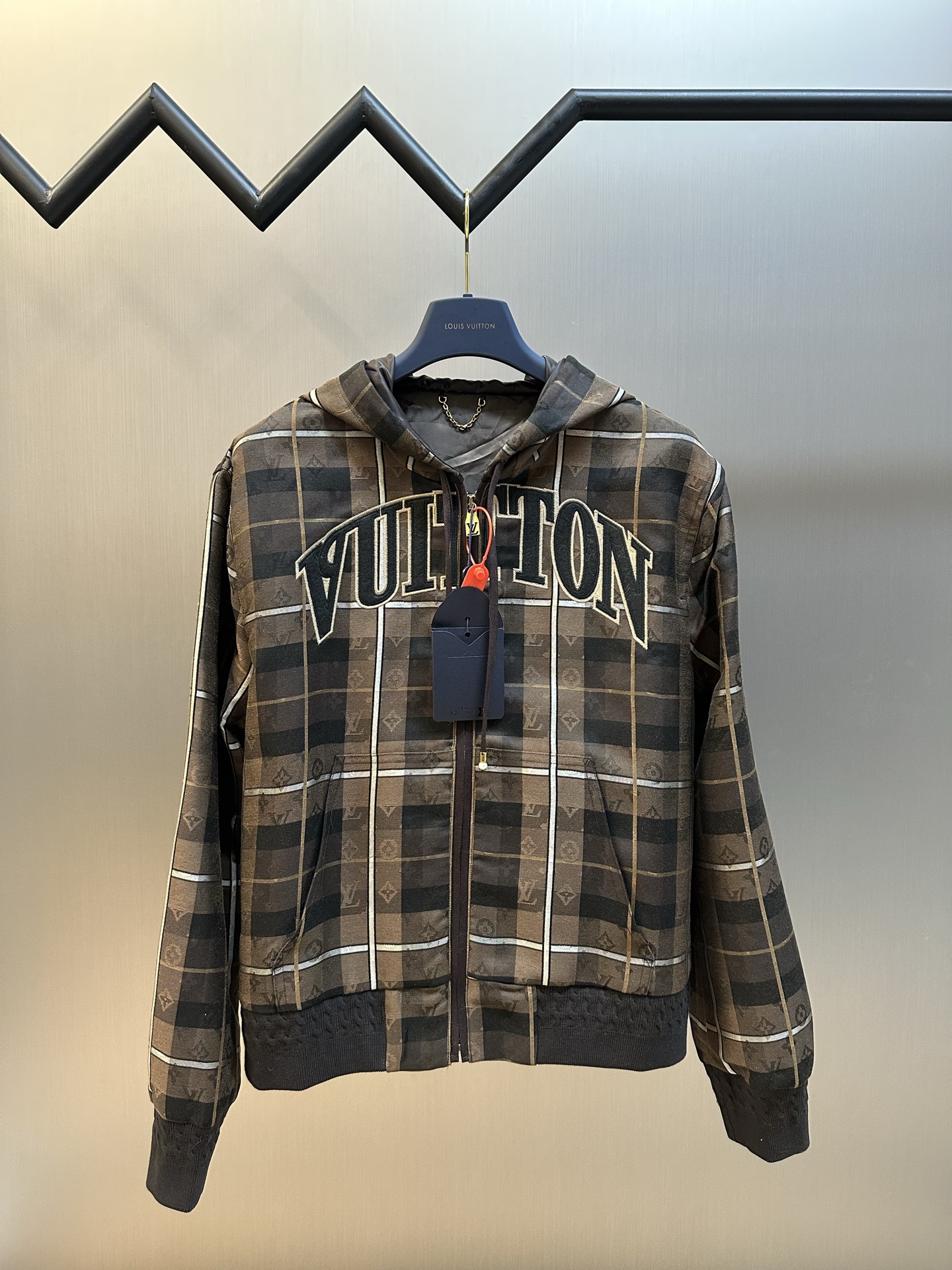 Chaqueta con capucha de jacquard con logo P295 LV, patrón oscuro de urdimbre y trama de jacquard de nailon y algodón he…