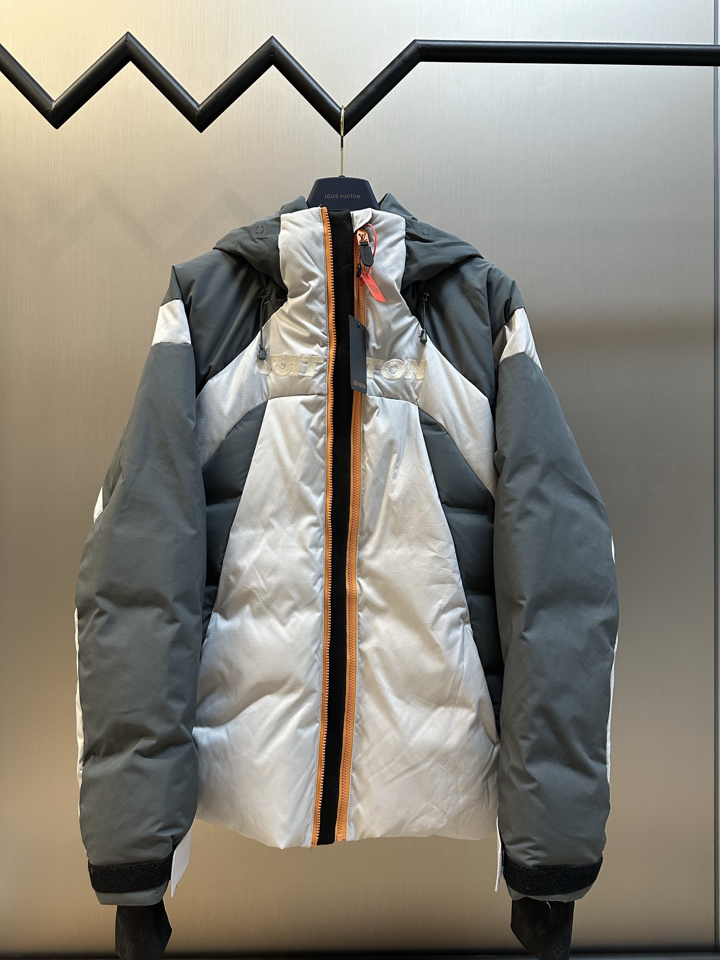 La chaqueta de esquí de plumón floral P645 Lv está confeccionada con un tejido técnico de tejido denso anti-plumón 5 en…