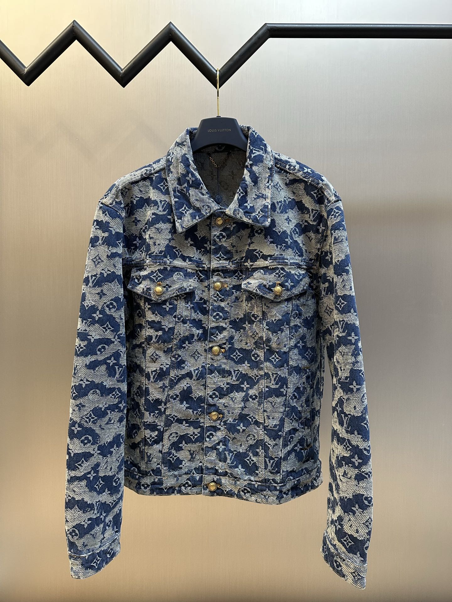 P315 Lv Chaqueta vaquera flotante en jacquard con monograma Esta chaqueta vaquera de intrincada elaboración está inspir…