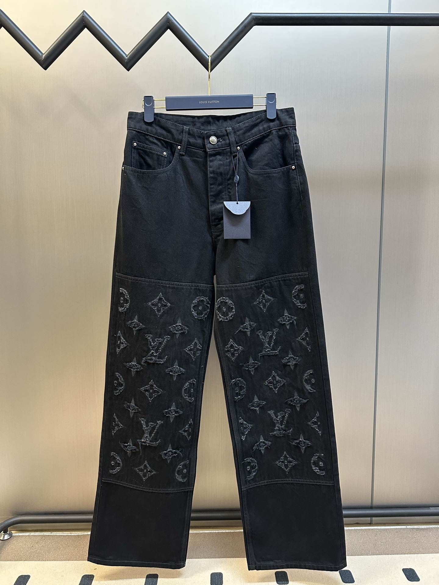 P265 Lv Burnt Rip Jeans Este par de jeans reinterpreta la elegante silueta skater con detalles creativos, haciendo que …