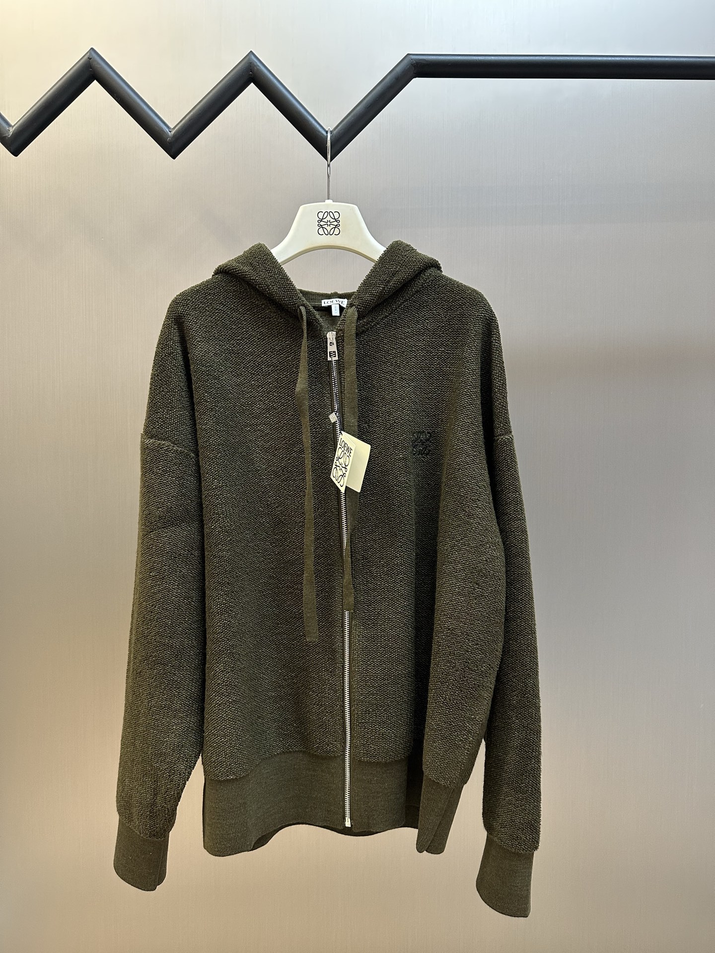 p320 Cárdigan con capucha y cremallera bordado de Loewe. Seleccionamos lana de alta calidad como material principal, y …