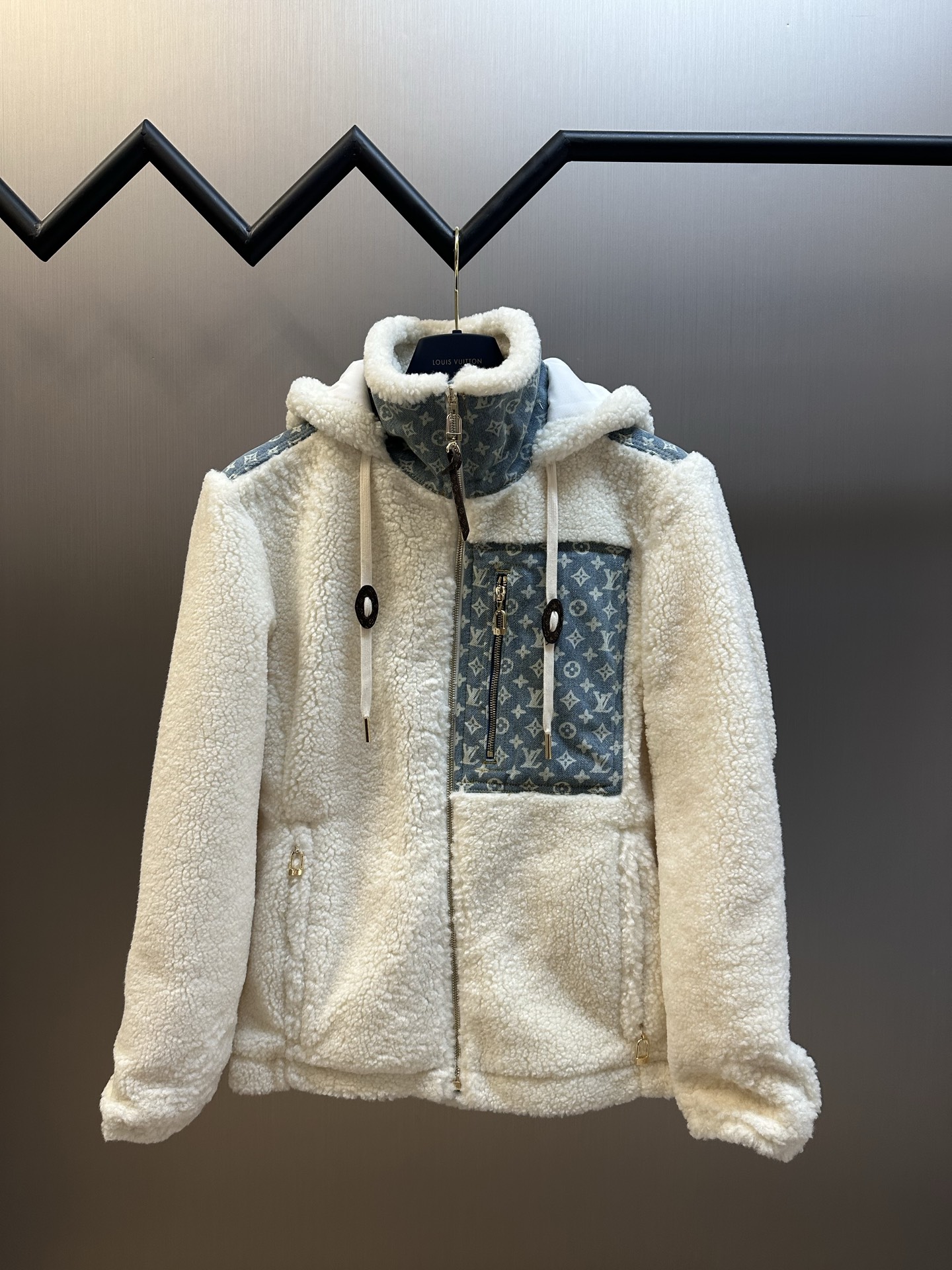 P345 Lv MONOGRAM SKI Ski Series Chaqueta de peluche de gamuza elemental Esta chaqueta está hecha de terciopelo mezclado…