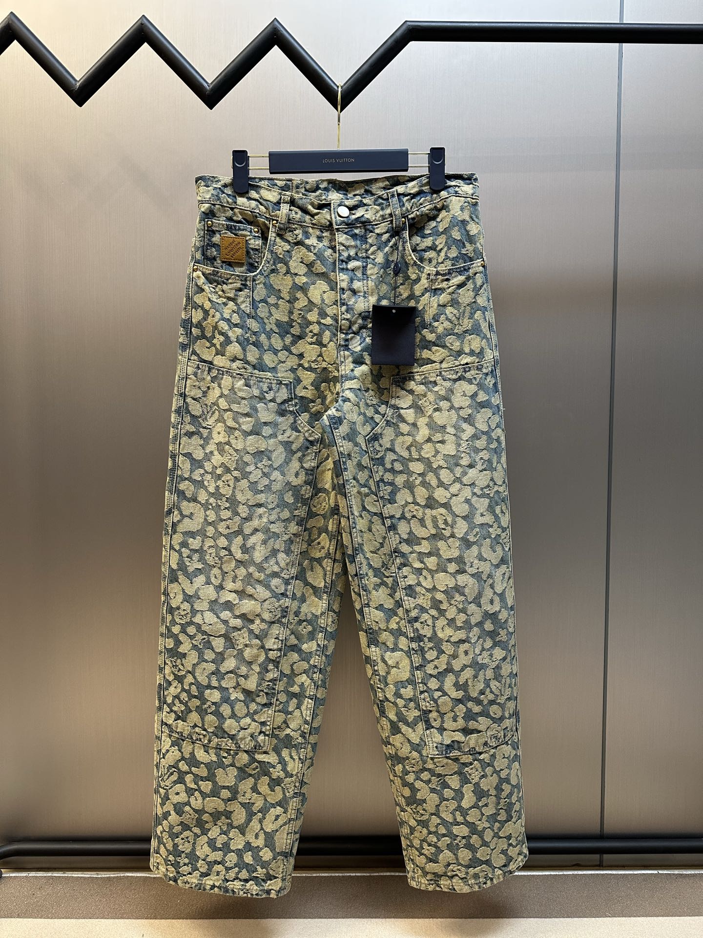 P290 Lv Nigo Series Jacquard Work Jeans Estos jeans de trabajo lavados provienen de la serie de otoño e invierno creada…