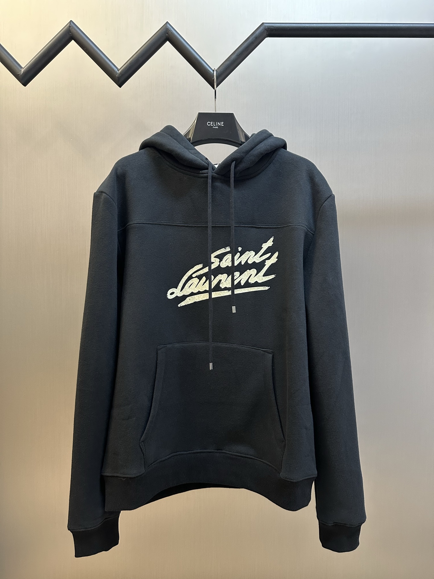 P210 Saint Laurent Sudadera con capucha y estampado. Tejido de felpa de algodón peinado de 350 g, canalé de marca de 42…