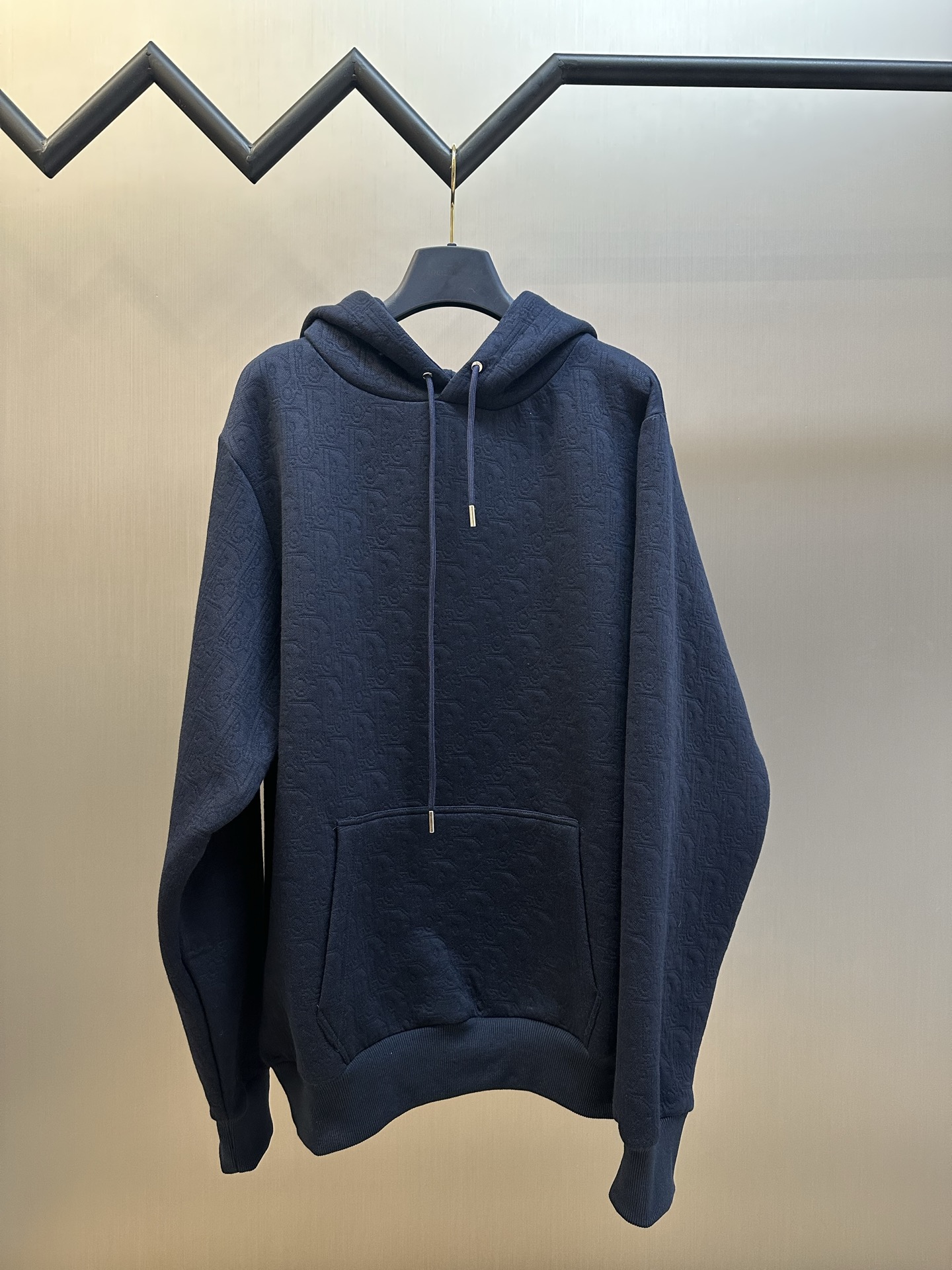 p275 Sudadera con capucha y letras Dr Oblique por toda la prenda. Algodón muaré finamente tejido a medida, decorado con…