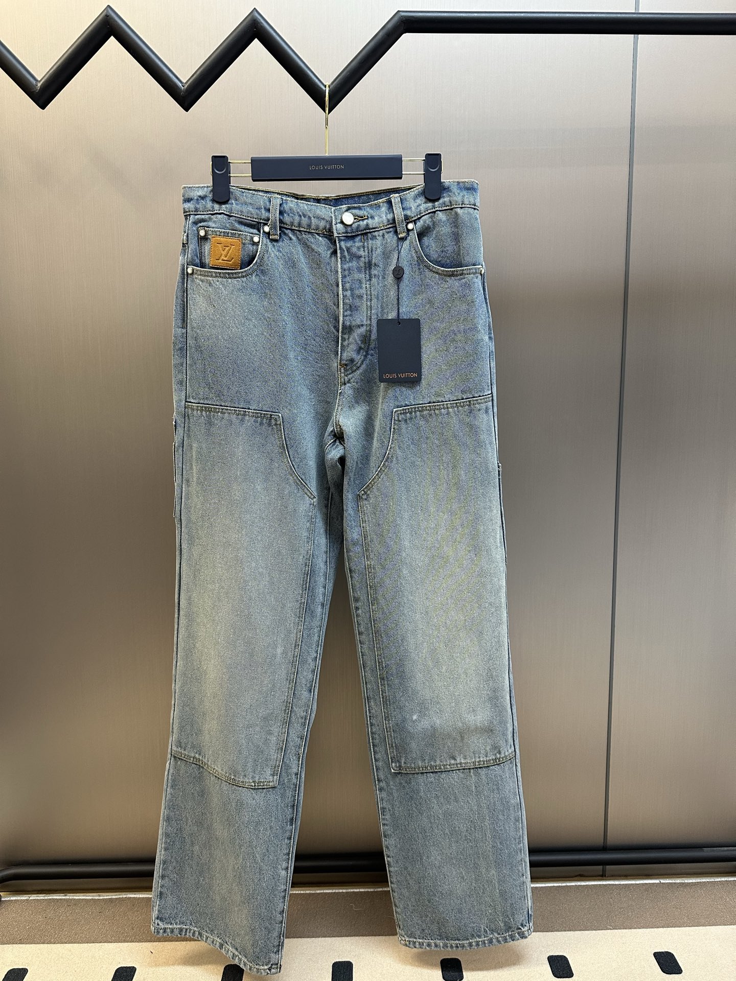 P305 Lv Pantalón vaquero azul lavado desgastado, tejido denim de puro algodón, confeccionado en denim de puro algodón d…