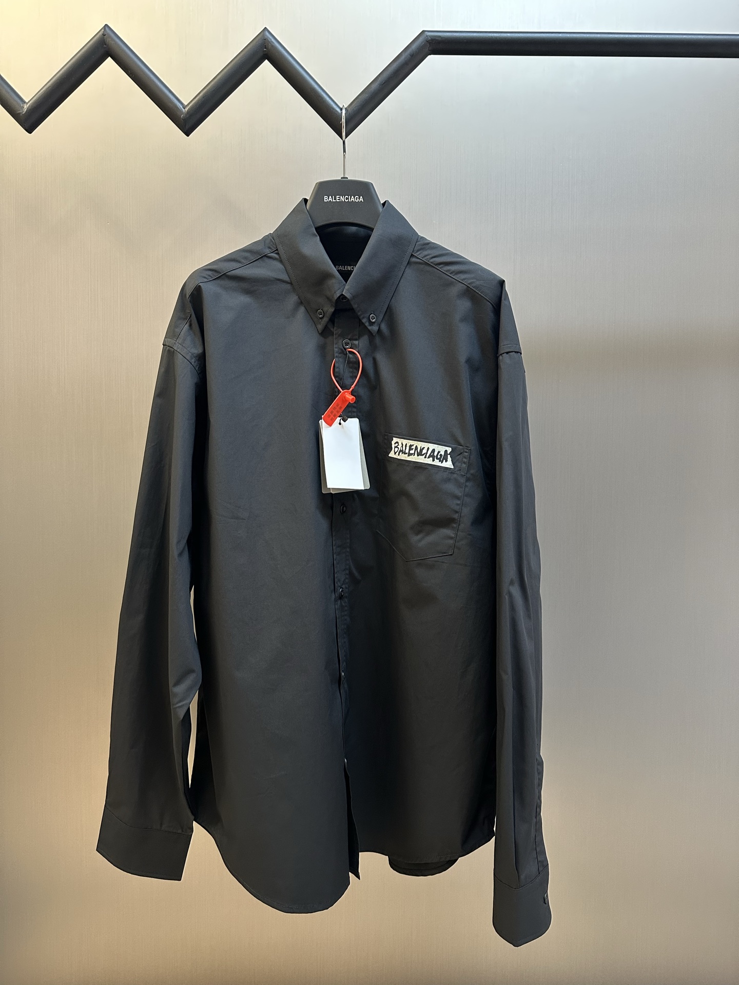 P195 巴黎世家 camisa con estampado de cinta adhesiva y letras, confeccionada en popelín de algodón mercerizado y compactado…