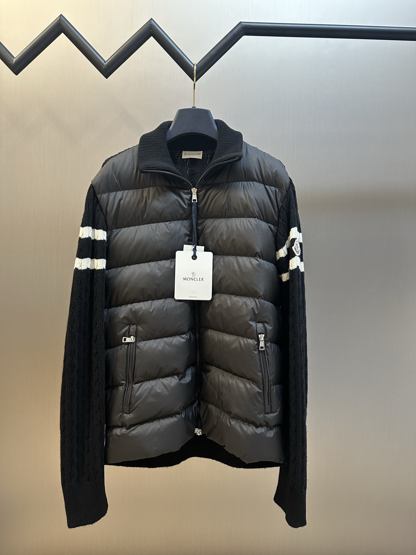 p410 Moncler 毛织拼接羽绒服 外层前身面料采用100%锦纶（尼龙），以其高密度结构实现卓越防风效果，同时具备极强的耐磨性与抗皱性，日常穿着无惧刮蹭，轻松打理。毛衣与羽绒服的拼接设计，既保留了羽绒服的保暖性能，又融入了毛衣的时尚…