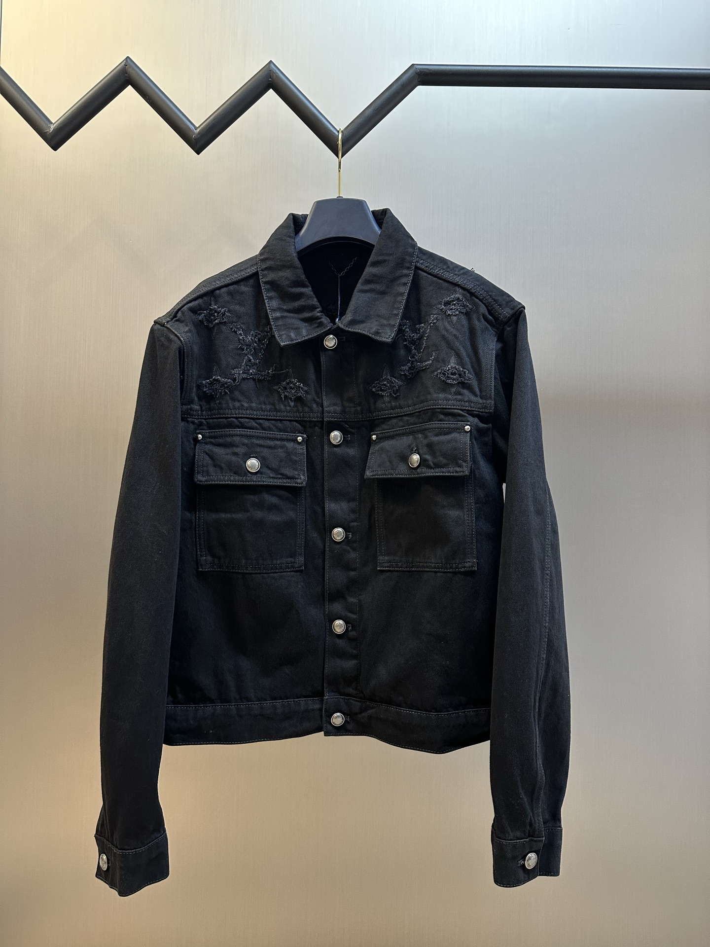 P290 Lv Chaqueta estilo camionero de mezclilla rasgada Esta chaqueta de mezclilla lavada tiene detalles Monogram en con…