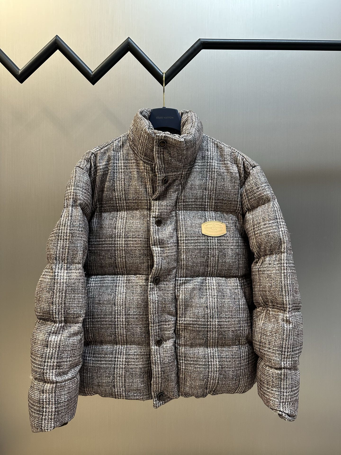 La chaqueta tipo túnica de tweed a cuadros con cuello alto P415 Lv está hecha de tela de lana mezclada con lana de ovej…