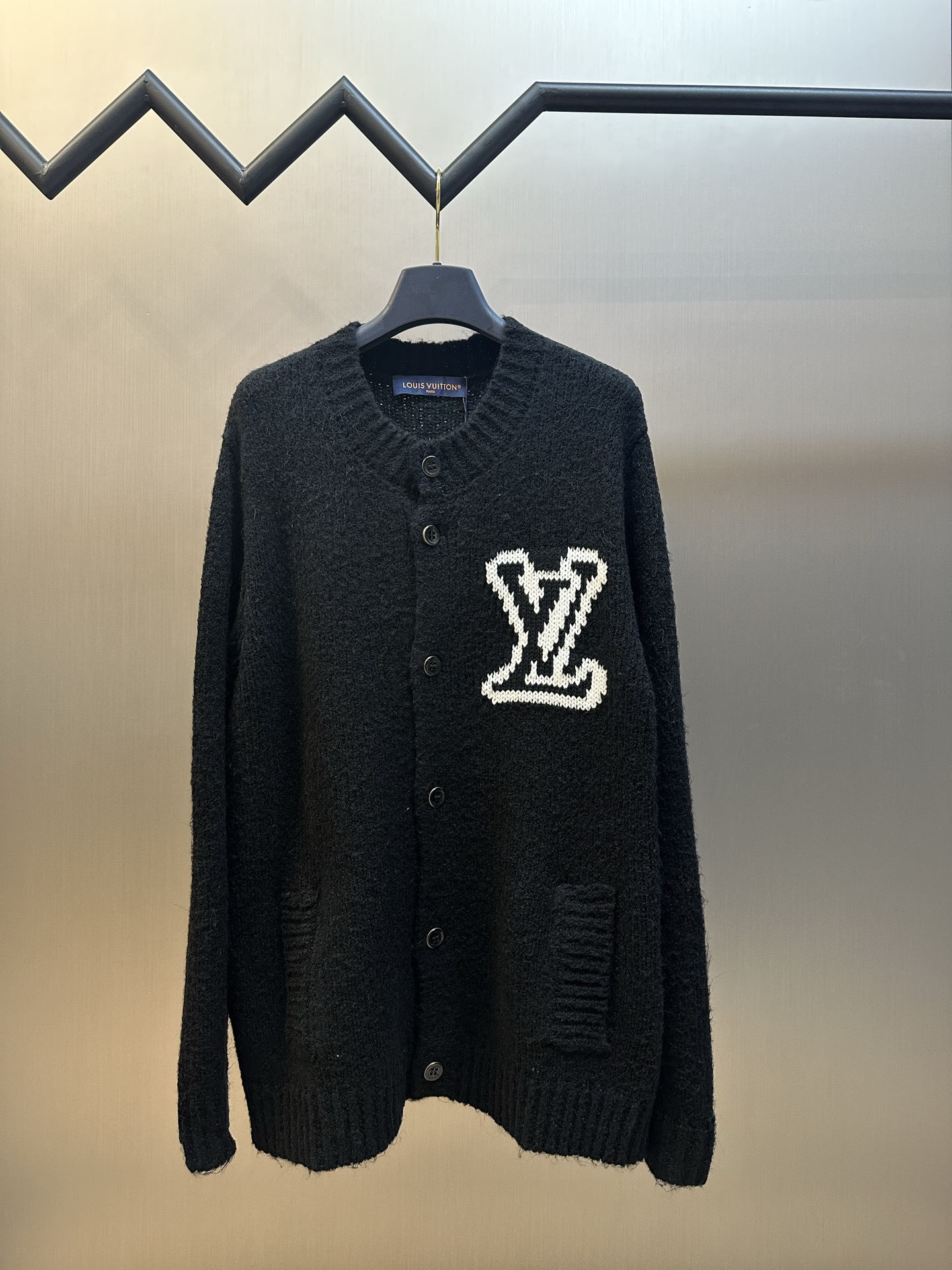 P245 Cárdigan icónico con patrón de intarsia gruesa Lv, hecho de 38% de lana Amy mezclada de cachemira, importada de Al…