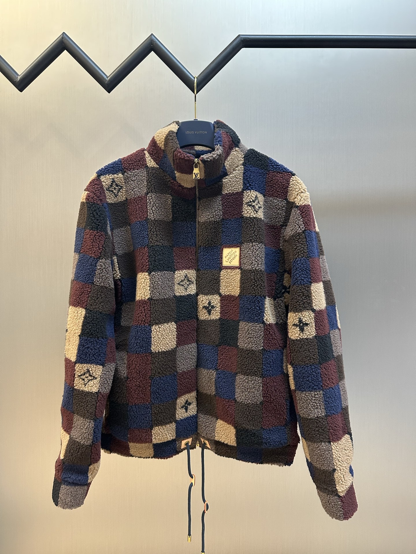P325 lv chaqueta Teddy damero, tejido de felpa jacquard Teddy con logo completo, confeccionada en tejido de felpa jacqu…