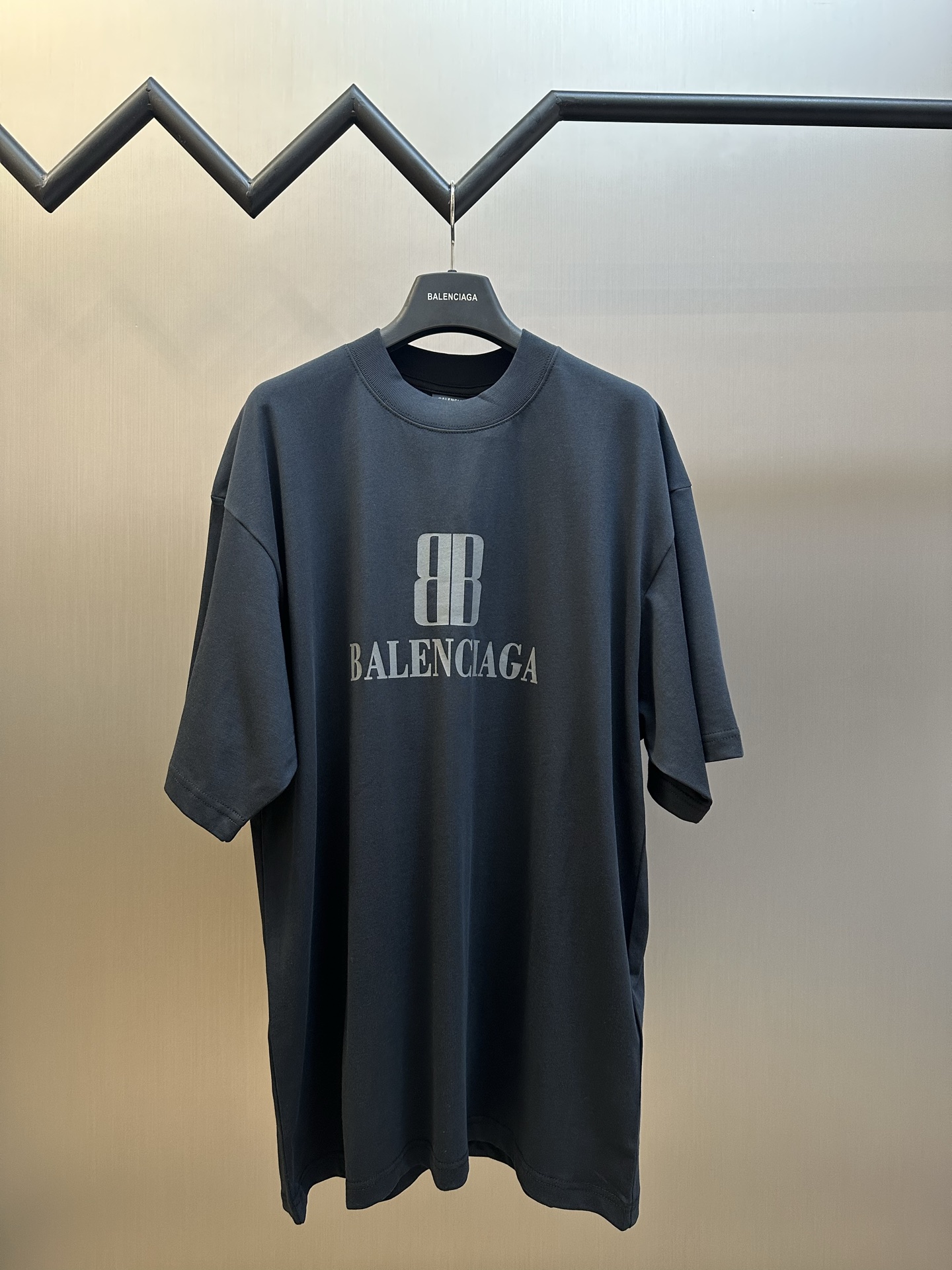 P115 Balenciaga nano BB impreso de manga corta, material de jersey muaré hecho a medida, adornado con el exquisito arte…