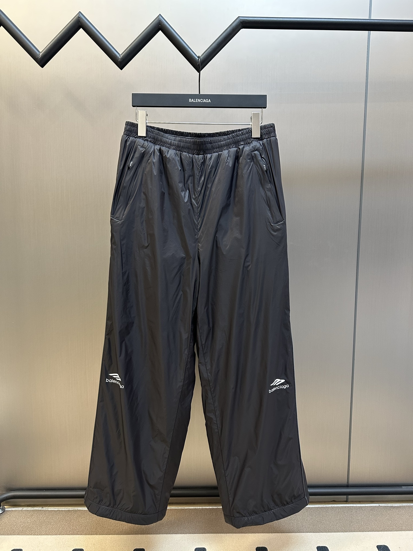 P265 Balenciaga 3B estampado pantalones largos forrados de felpa, confeccionados con nailon técnico 100% ligero y mate.…