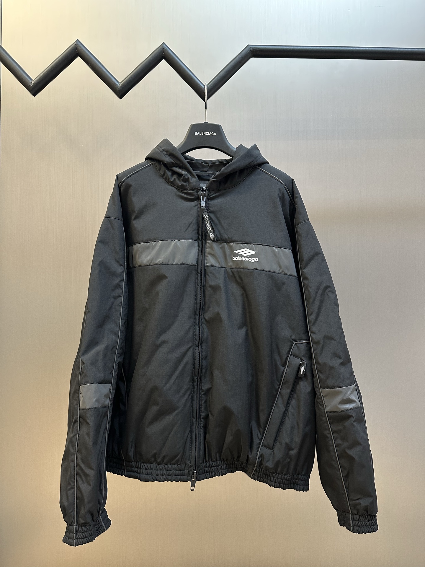 P465 Balenciaga parka con etiqueta reflectante, capa exterior de tela técnica 100% poliéster, tratada con procesos espe…