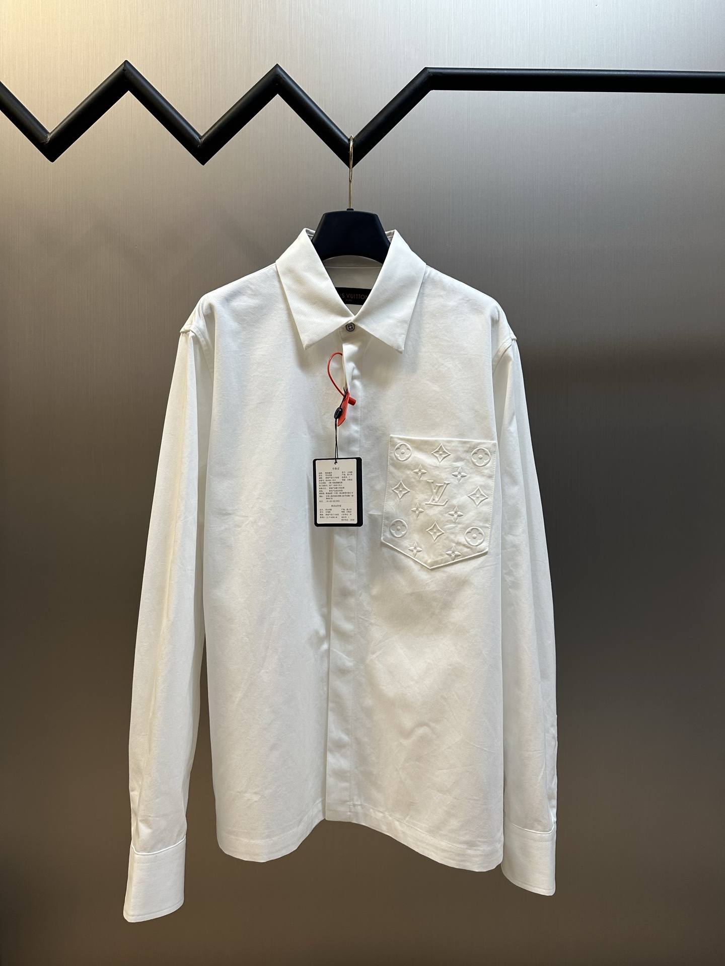 P215 L v Camisa con bolsillo en relieve Confeccionada en tejido de popelín de satén de seda hecho a medida, los bolsill…