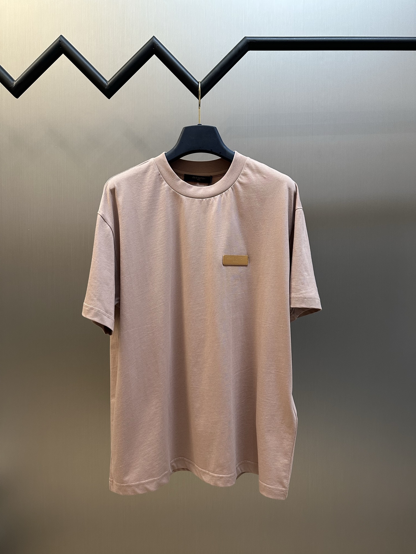 P120 Retro Pink Leather Label Cuello redondo Manga corta Confeccionado con tejido de punto de algodón compacto y tejido…