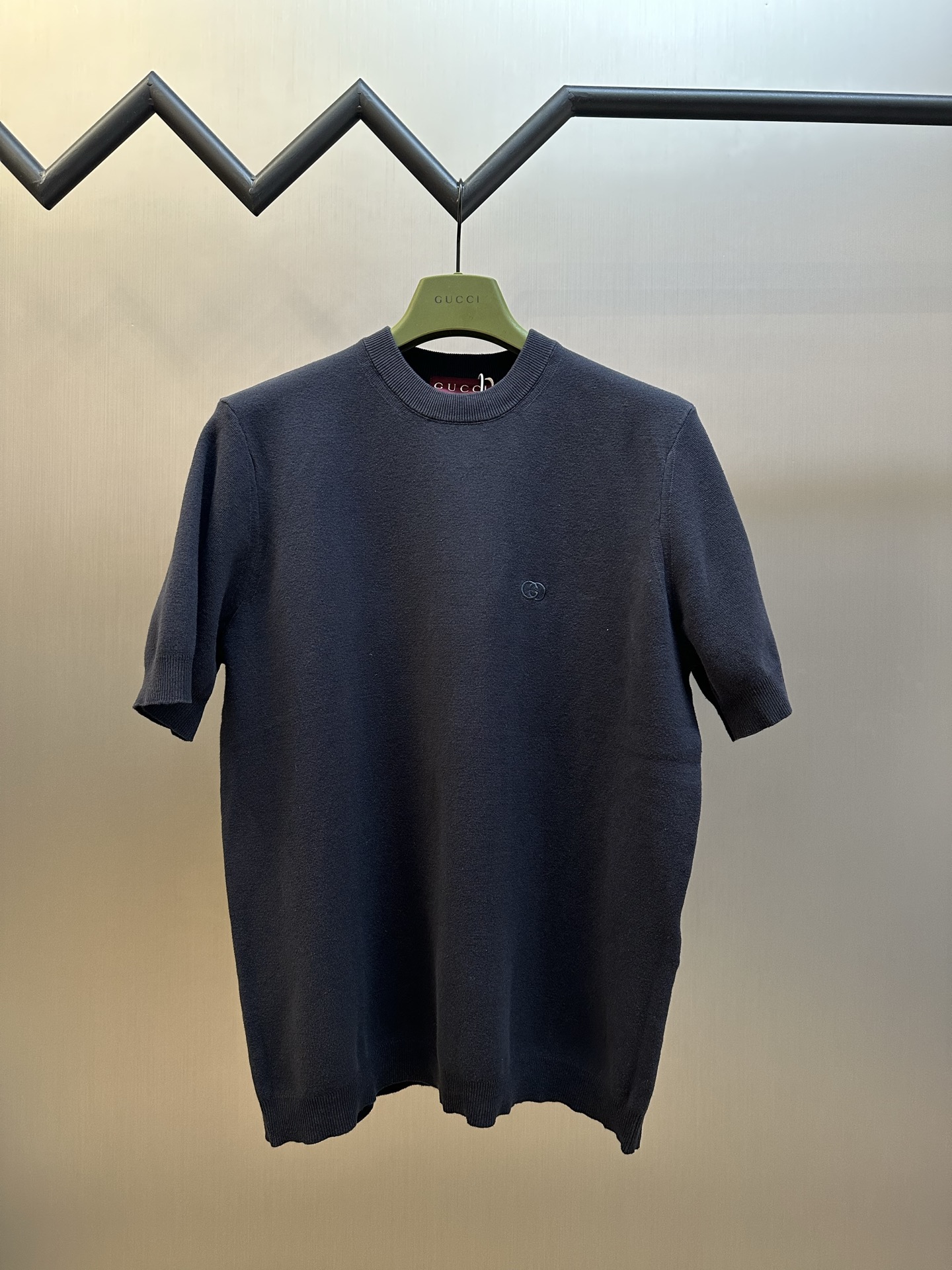 p185 GUC Camiseta de manga corta de mezcla de seda y algodón con logo bordado. Tejido de mezcla de seda y algodón teñid…