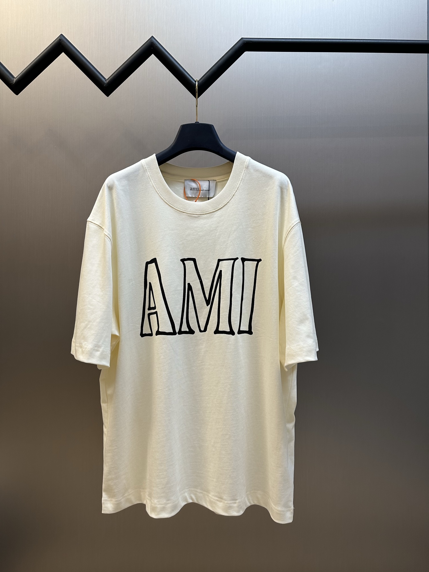 p130 Ami Paris camiseta de manga corta con letras. Tejido de algodón respirable personalizado, fondo versátil de minima…