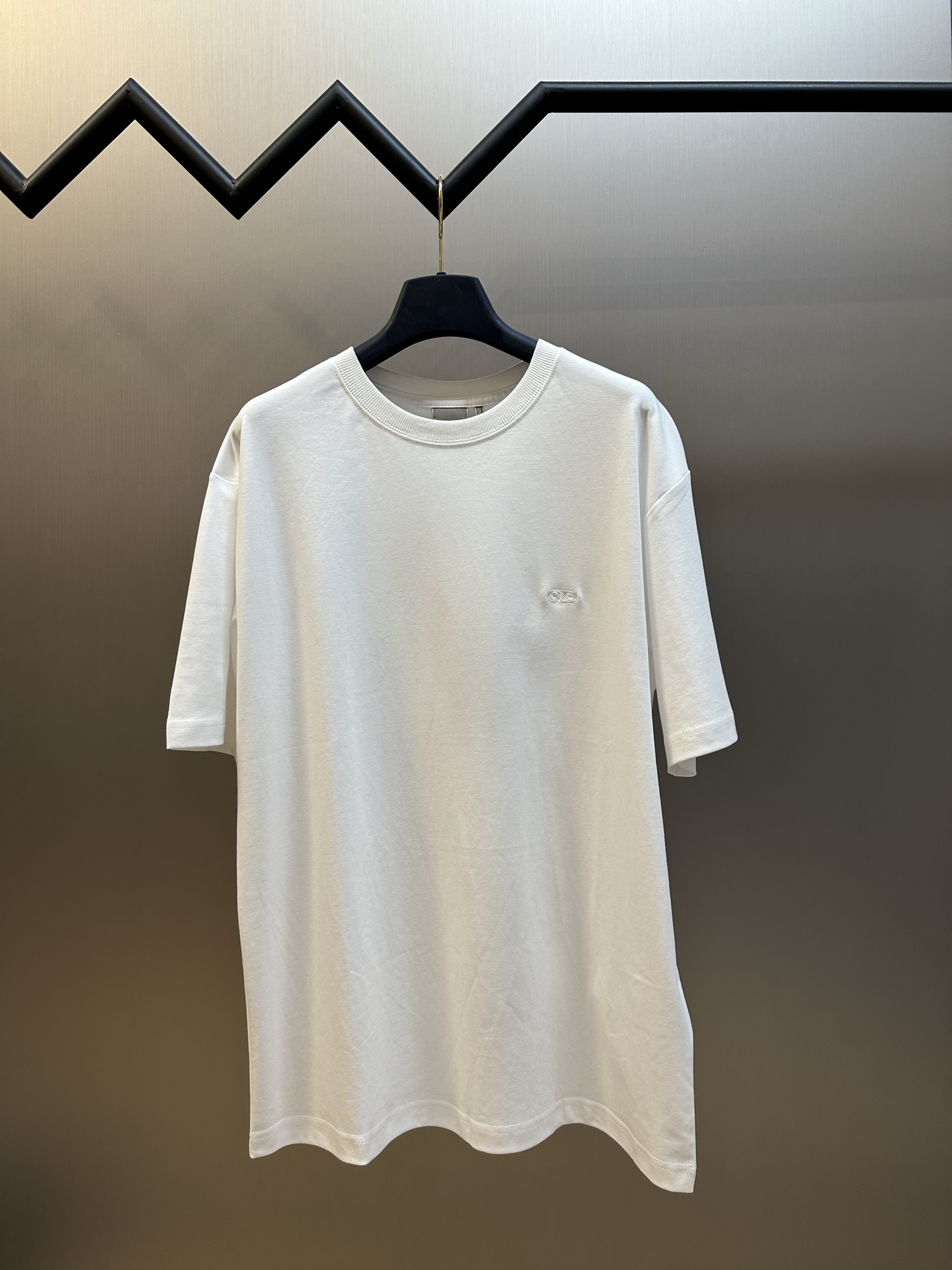 p130 Dr logo pequeño bordado cuello redondo manga corta. Tejido de punto de algodón, confeccionado con tejido liso de a…