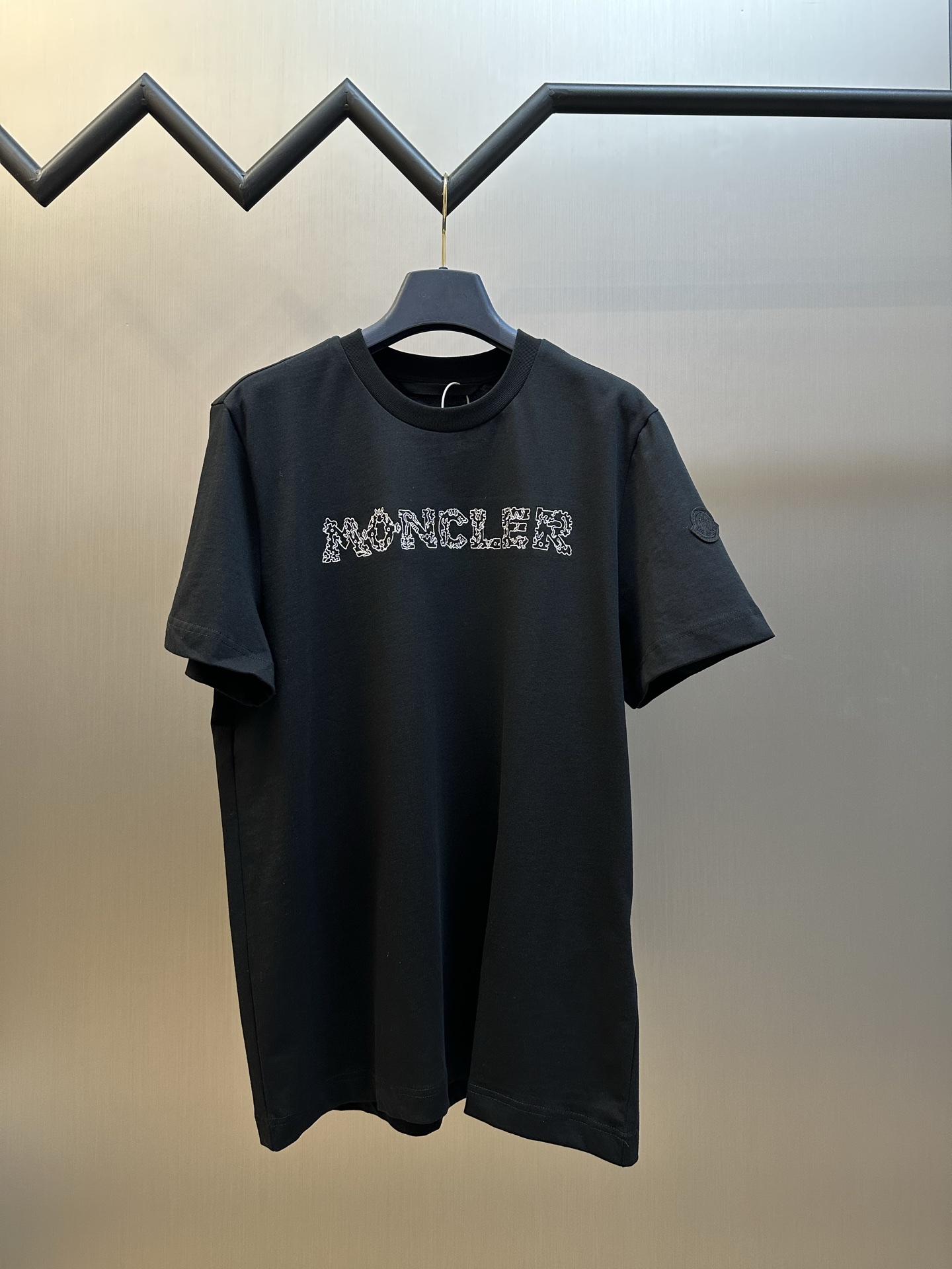 p125 Moc Camiseta de manga corta de cuello redondo con bordado de insignia espacial, confeccionada con algodón peinado …