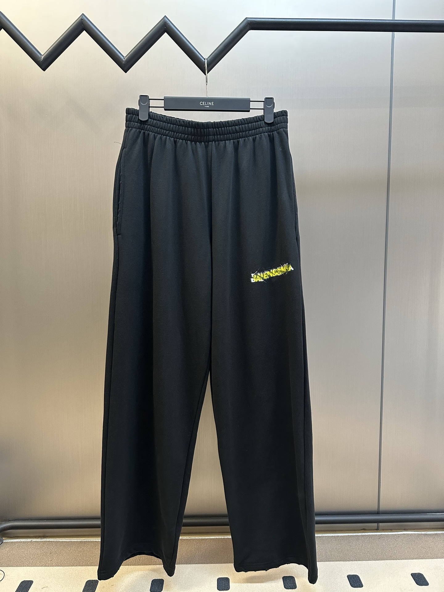P180 París Pantalones deportivos largos con cinta amarilla Messy Spray, cintura elástica media, 2 bolsillos laterales, …
