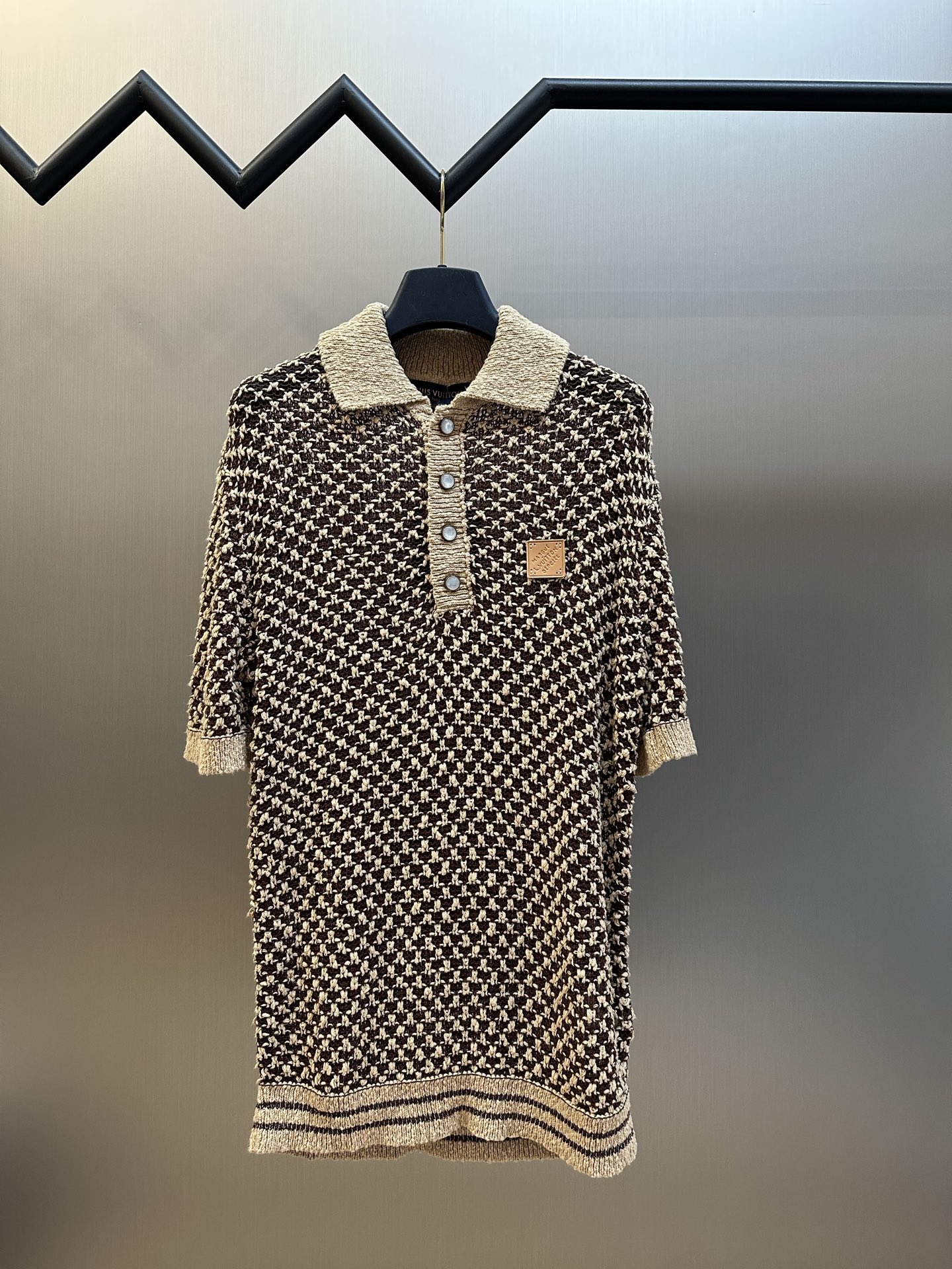 P210 Lu Jersey de manga corta de punto con textura de lunares La técnica de punto de malla texturizada hace que esta pi…