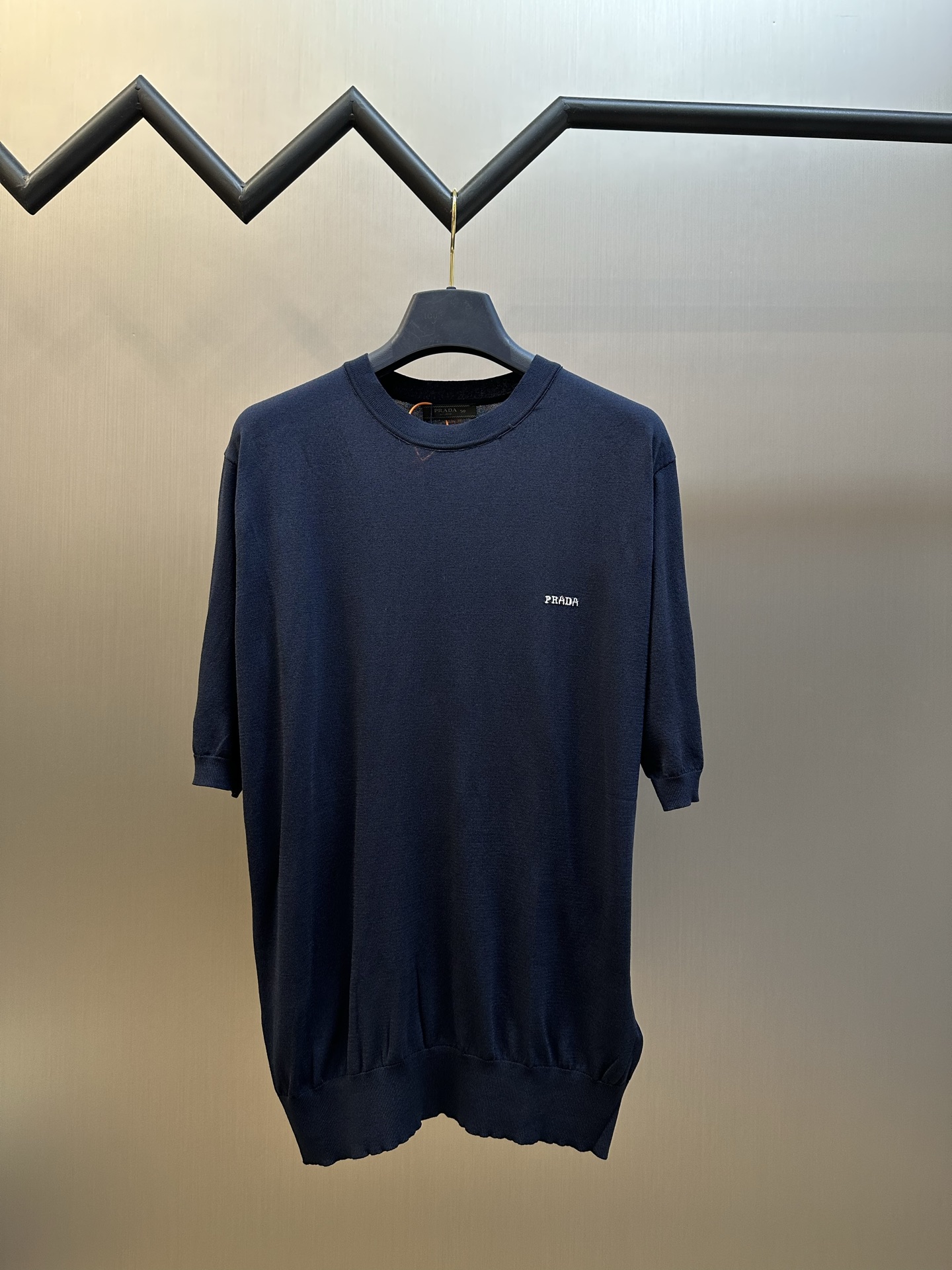 NO:868752,.Prada Prada jacquard short-sleeved sweater, custom-woven cloud satin Tencel cotton, cleverly embellished with PD intarsia logo on the chest, low-key and powerful. It is made of jacquard tissue imported from Germany, precisely controlling the arrangement and interweaving of yarns, and carefully interwoven on the loom. The Prada logo jacquard art pattern is inlaid, making the fabric more vivid and three-dimensional. The garments are washed with soft and deodorized technology, and the clothes are deeply cleaned and deodorized through professional washing equipment and specific detergents.  ,Improve the feel and appearance of clothing. size48.50.52.54,,prada,prada,sweaters,T-shirt,19860909.Prada 普拉达 提花短袖毛衣 定织云缎天丝棉,胸口处饰以pd嵌花徽标巧妙点缀,低调且有力.德国进口机提花组织而成,精确地控制纱线的排列和交织方式,在织机上精心交织,Prada徽标提花艺术图案镶饰,织物更加生动立体. 成衣洗水加软去味工艺,通过专业的洗涤设备和特定的洗涤剂,对衣物进行深度清洁和去味处理 ,改善衣物的手感和外观. size48.50.52.54,,prada,prada,sweaters,T-shirt,,Men's clothing