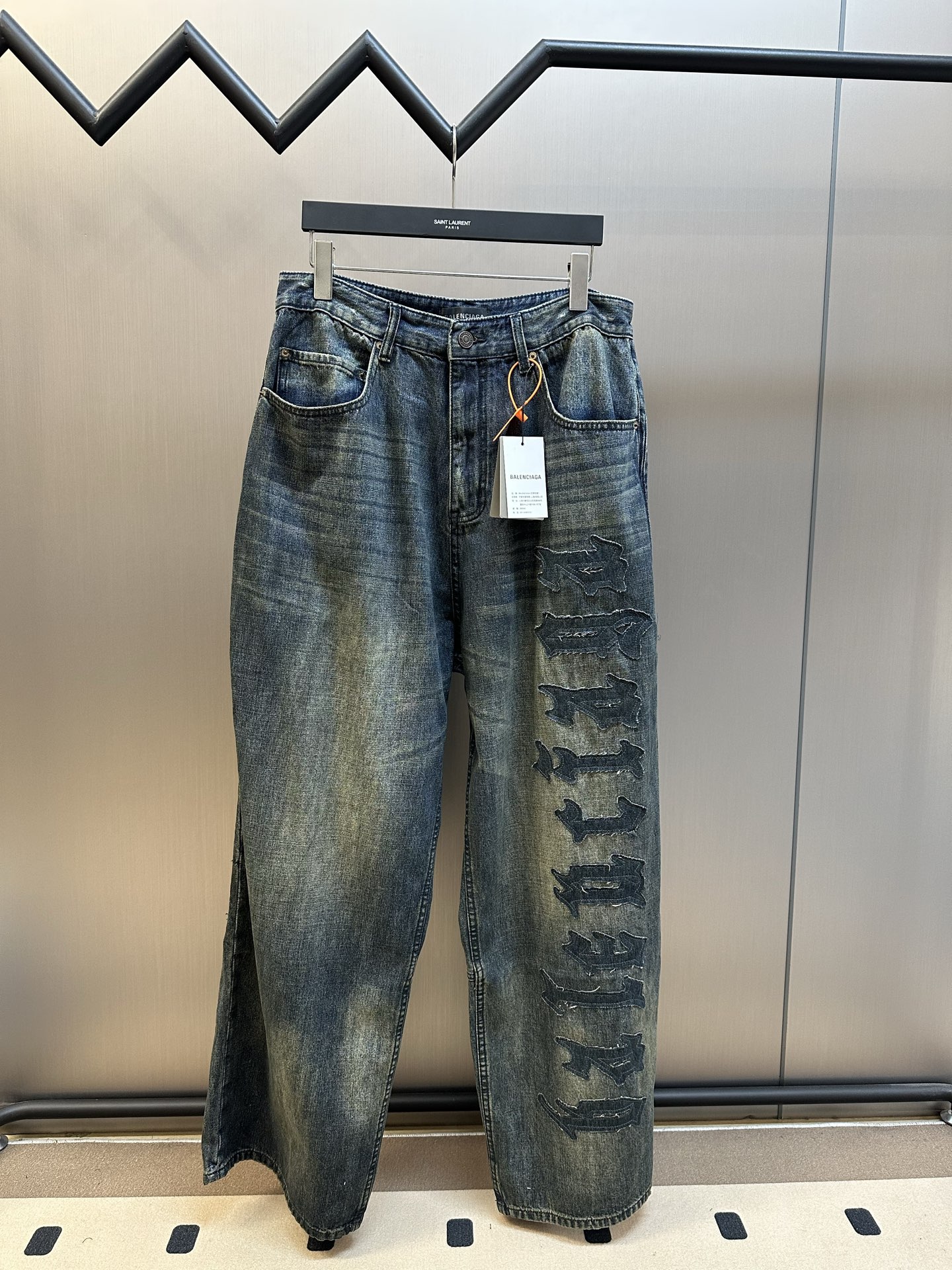P285 巴黎 标识贴饰做旧长裤 Denim personalizado ligero y suave, con un tono azul niebla desgastado que encarna la relajación urban…