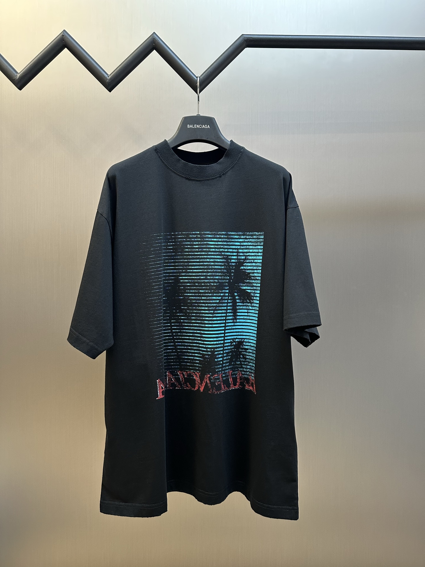 P130 巴黎 黑色椰树印花短袖 Esta camiseta de manga corta está confeccionada con tejido de punto liso de algodón compacto de 24 cab…