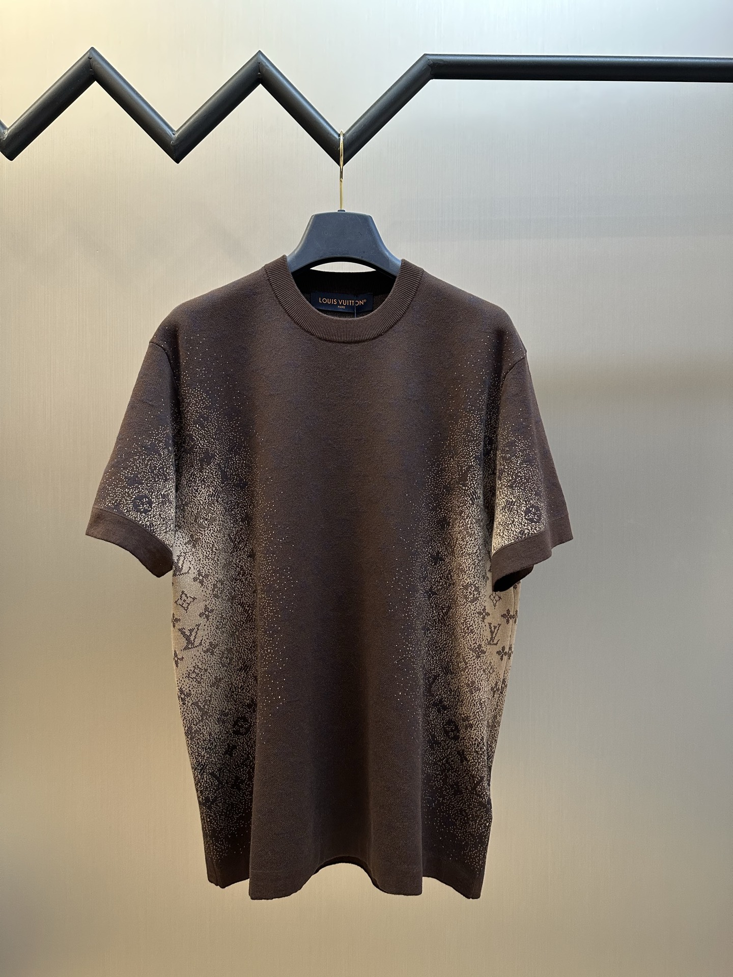 P195 Camiseta de manga corta con degradado clásico de logotipo. Tejido con máquina de tejer computarizada de 16 agujas …