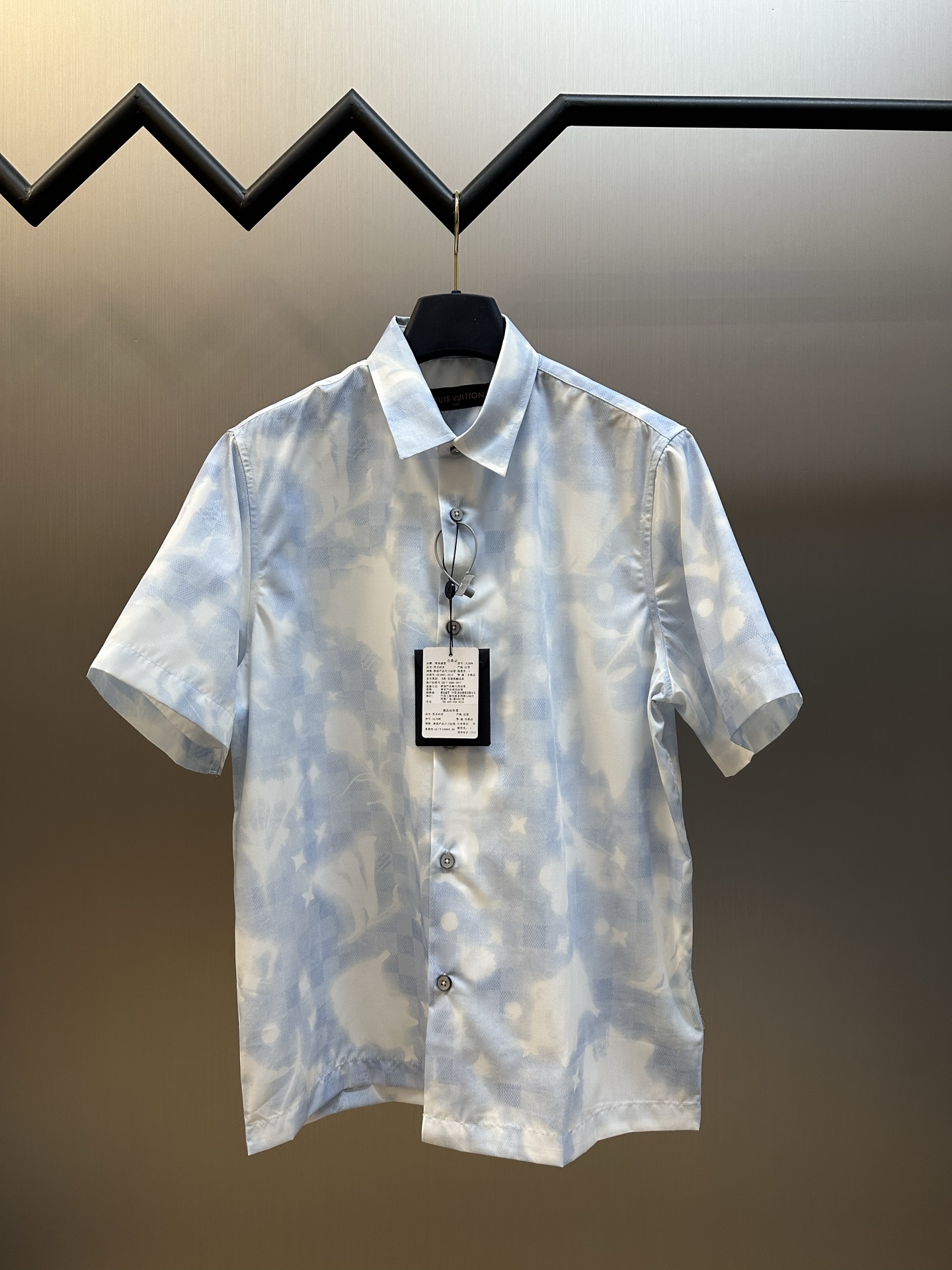 P170 Lu Camisa de manga corta con estampado de logotipo superpuesto. Tejido de algodón 100% de impresión digital direct…
