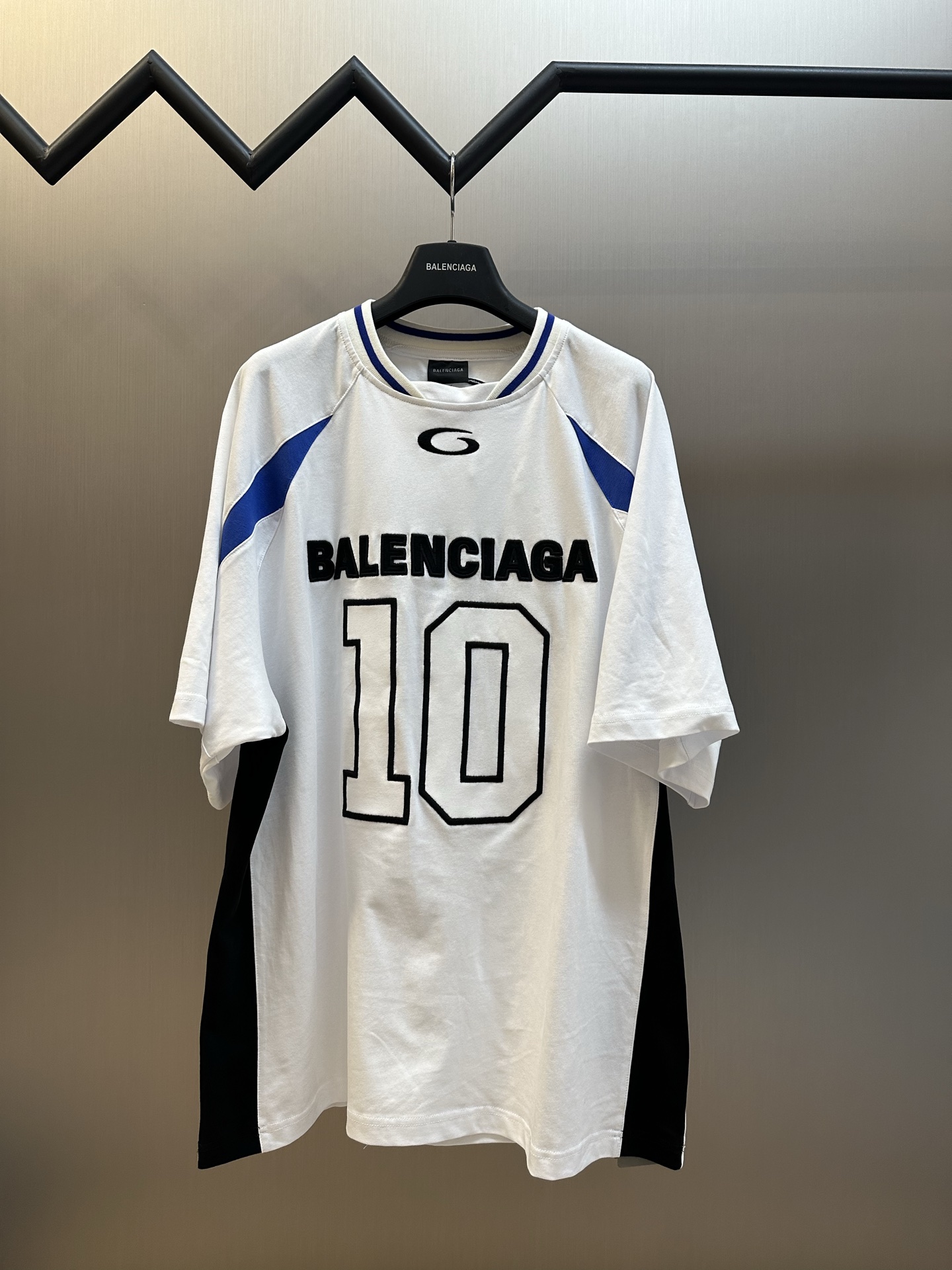 P150 巴黎 x NBA 联名10号短袖 Confeccionada en tejido jersey de algodón 100% personalizado de 260 g, con textura clara y peso s…