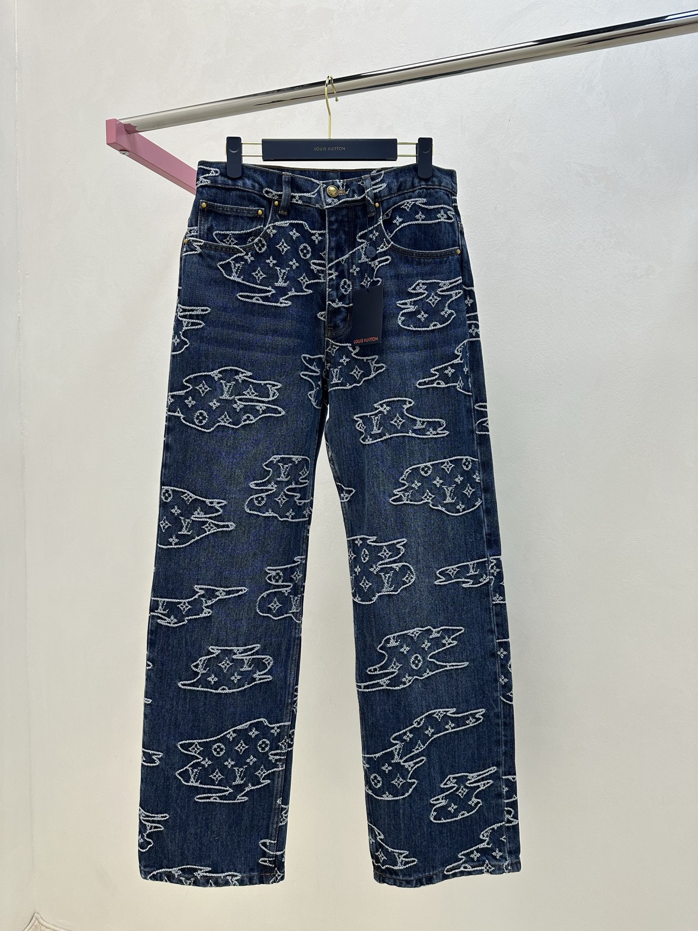 P245 Lu Pantalones vaqueros de corte recto con patrón de nubes. Estos pantalones vaqueros lavados estilo skate proviene…
