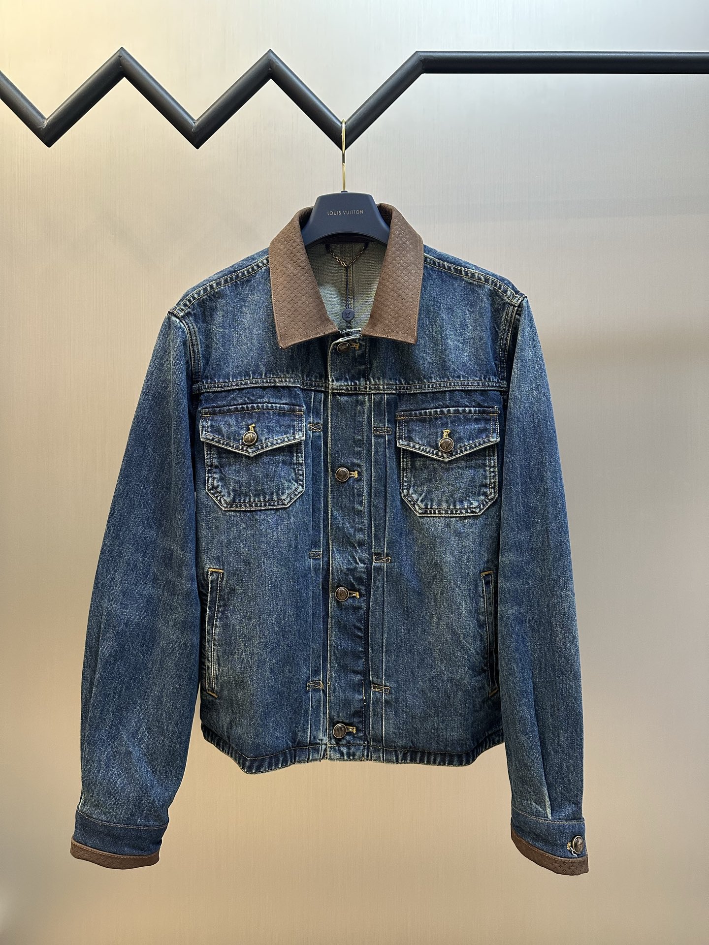 P310 Lu Chaqueta vaquera con cuello de piel genuina. Esta chaqueta vaquera lavada proviene del desfile de primavera-ver…