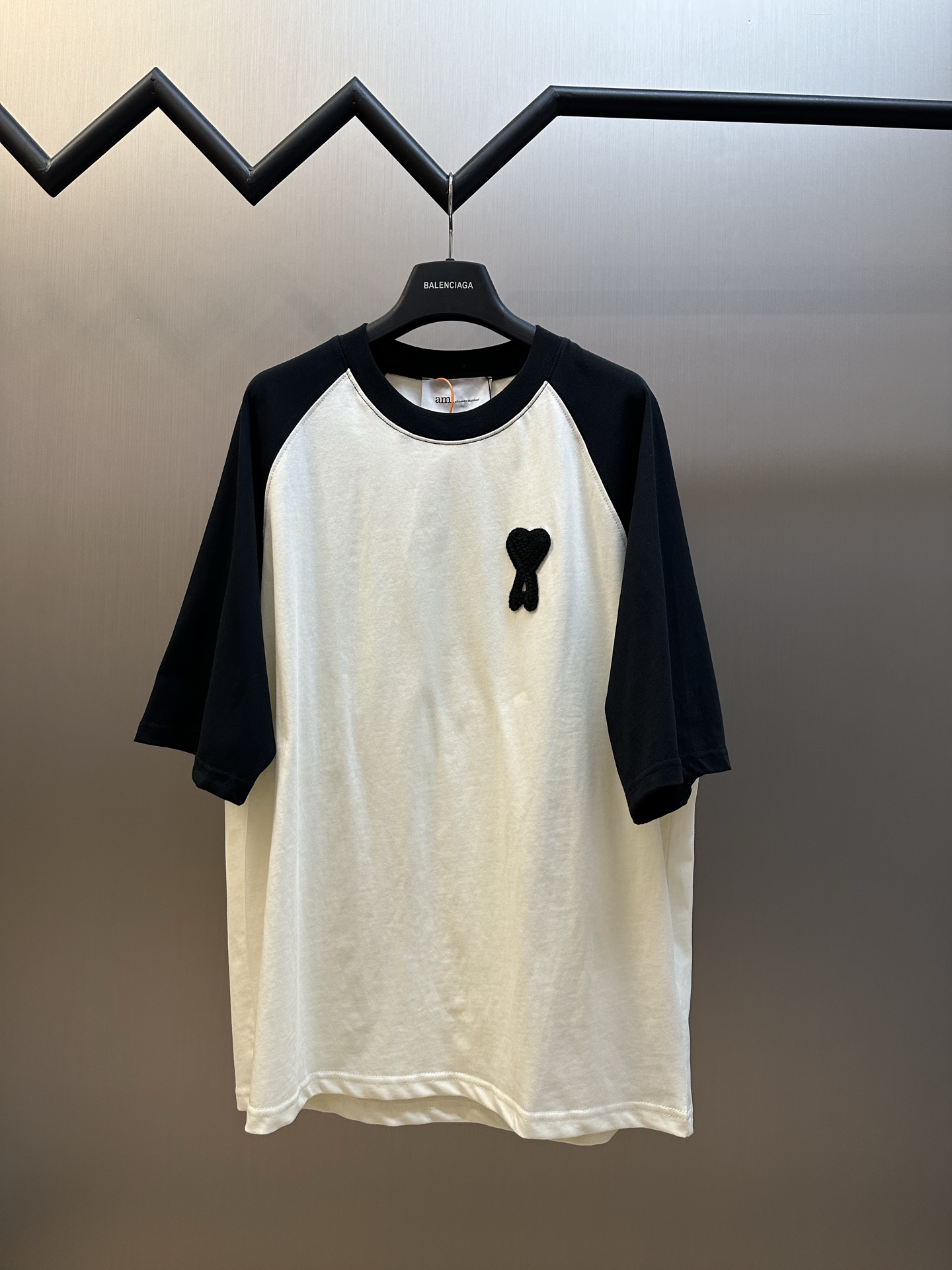P115 Ami 钩针编织拼接短袖 定制精梳柔密棉面料，插肩袖撞色拼接，胸前钩织爱心徽标悄然绽放，细腻肌理交织奢华触感，Ami字母刺绣隐缀后领，精工针脚，藏而不露的高级。 采用进口机刺绣工艺，使用先进的计算机控制系统和精密的机械部件，实现…