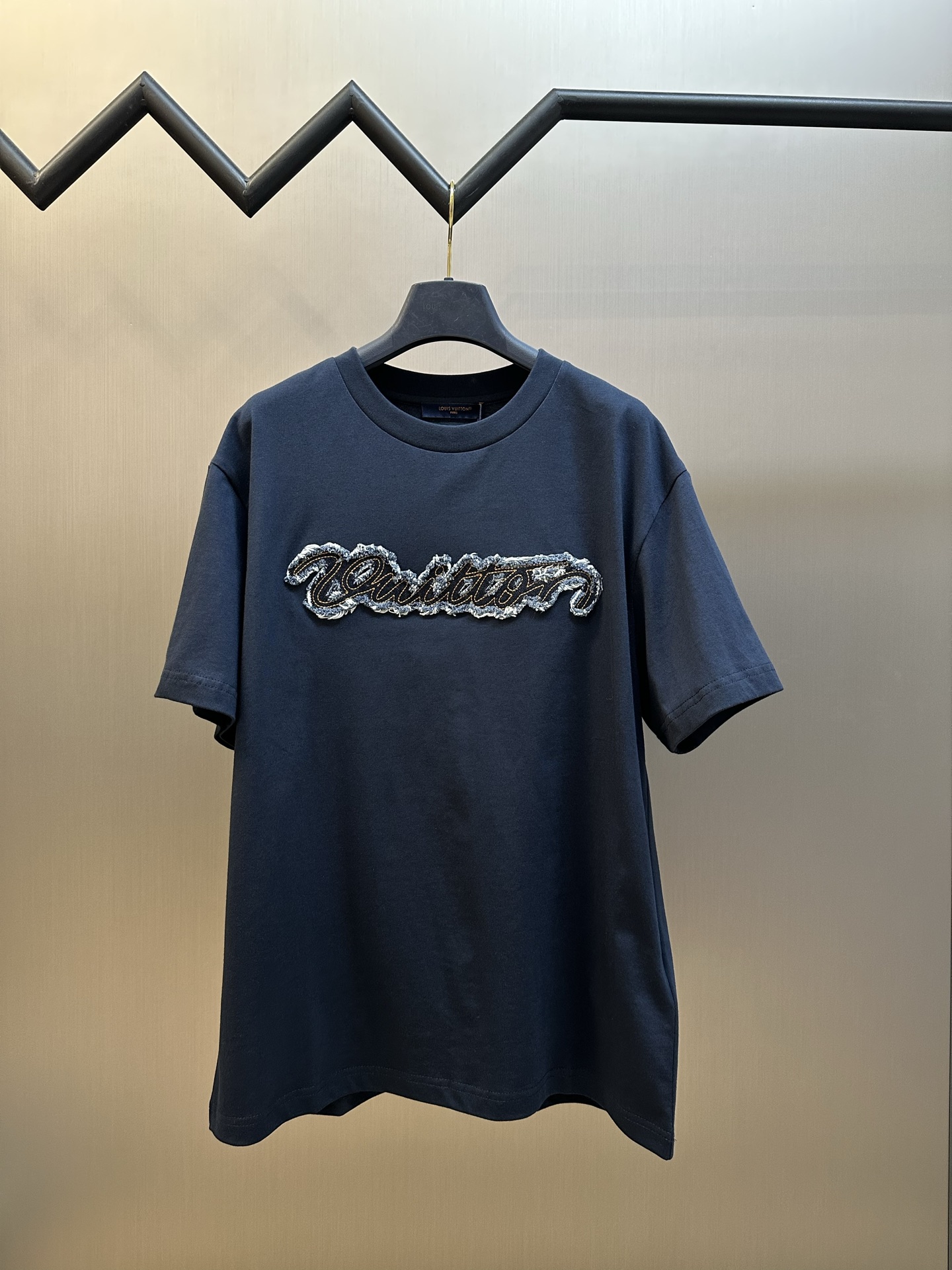 P130 LU Camiseta de cuello redondo con aplique vaquero bordado. Tejido de punto de algodón suave, con hilo compacto esp…