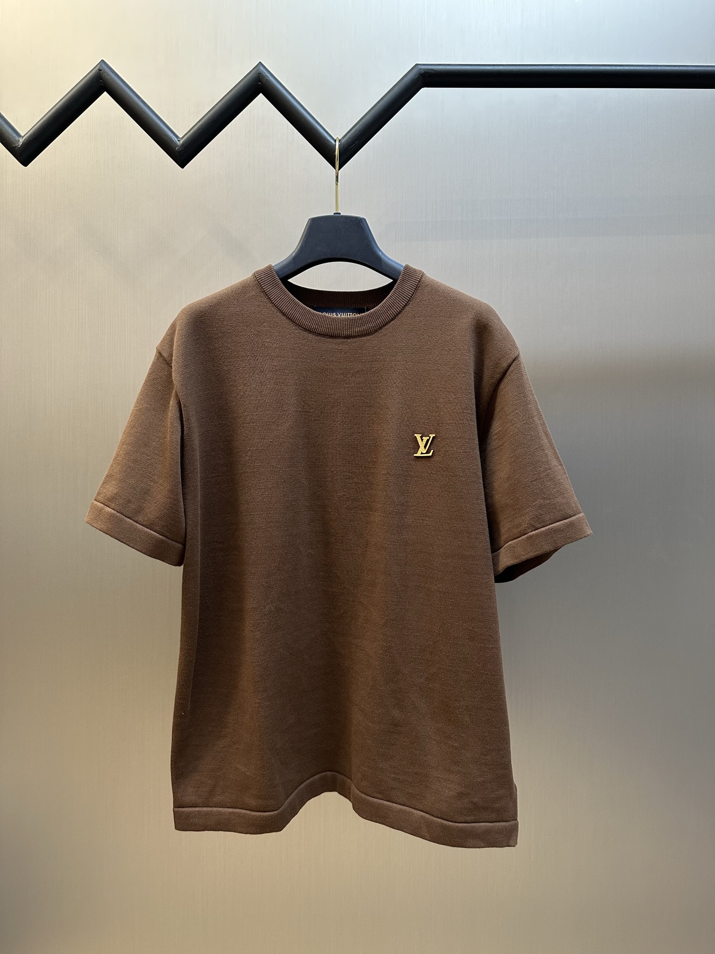 P160 Lu Camiseta de manga corta de punto con pequeña etiqueta de cuero. Esta camiseta de cuello redondo tiene cuerpo de…